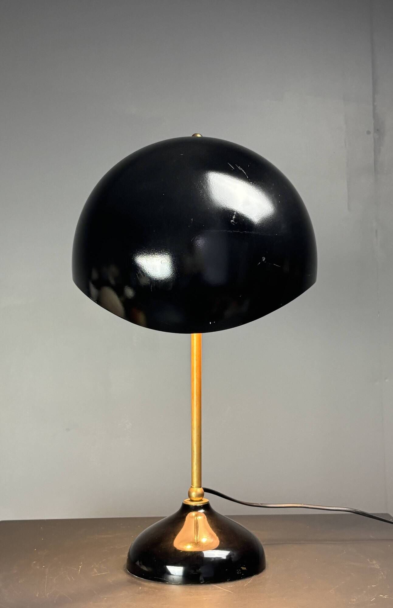 Midcentury Italian scallop mushroom wavy brass desk or table lamp, 1960s