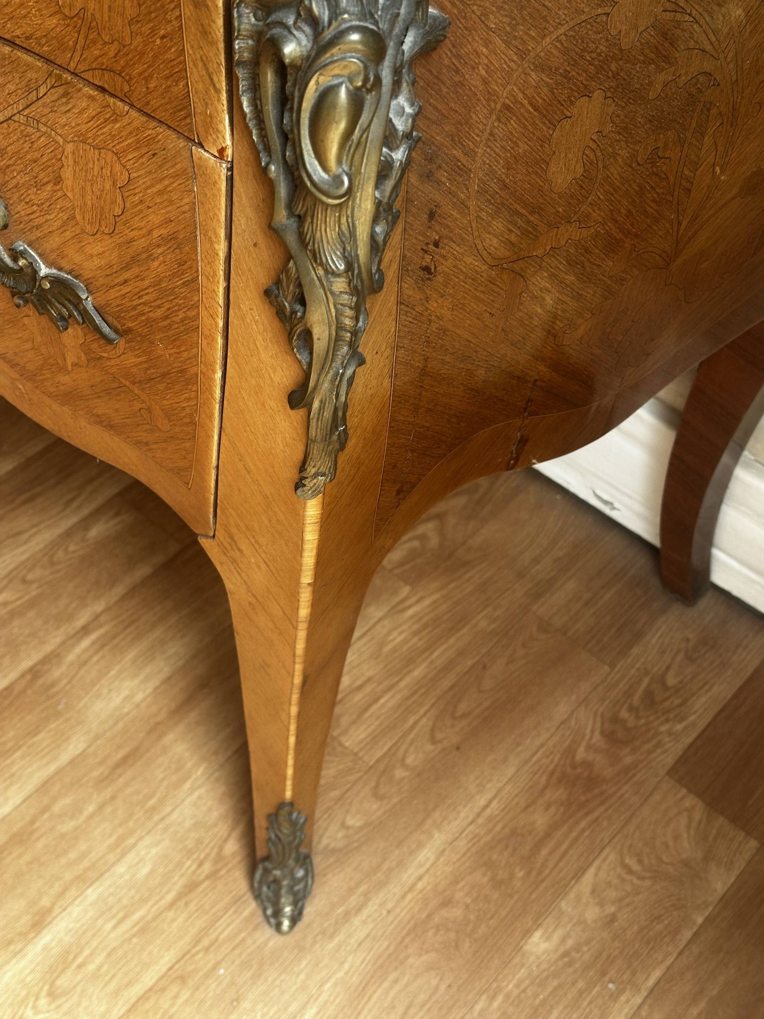 Commode galbée marquetée style Louis XV – plateau marbre- 19 e siècle
