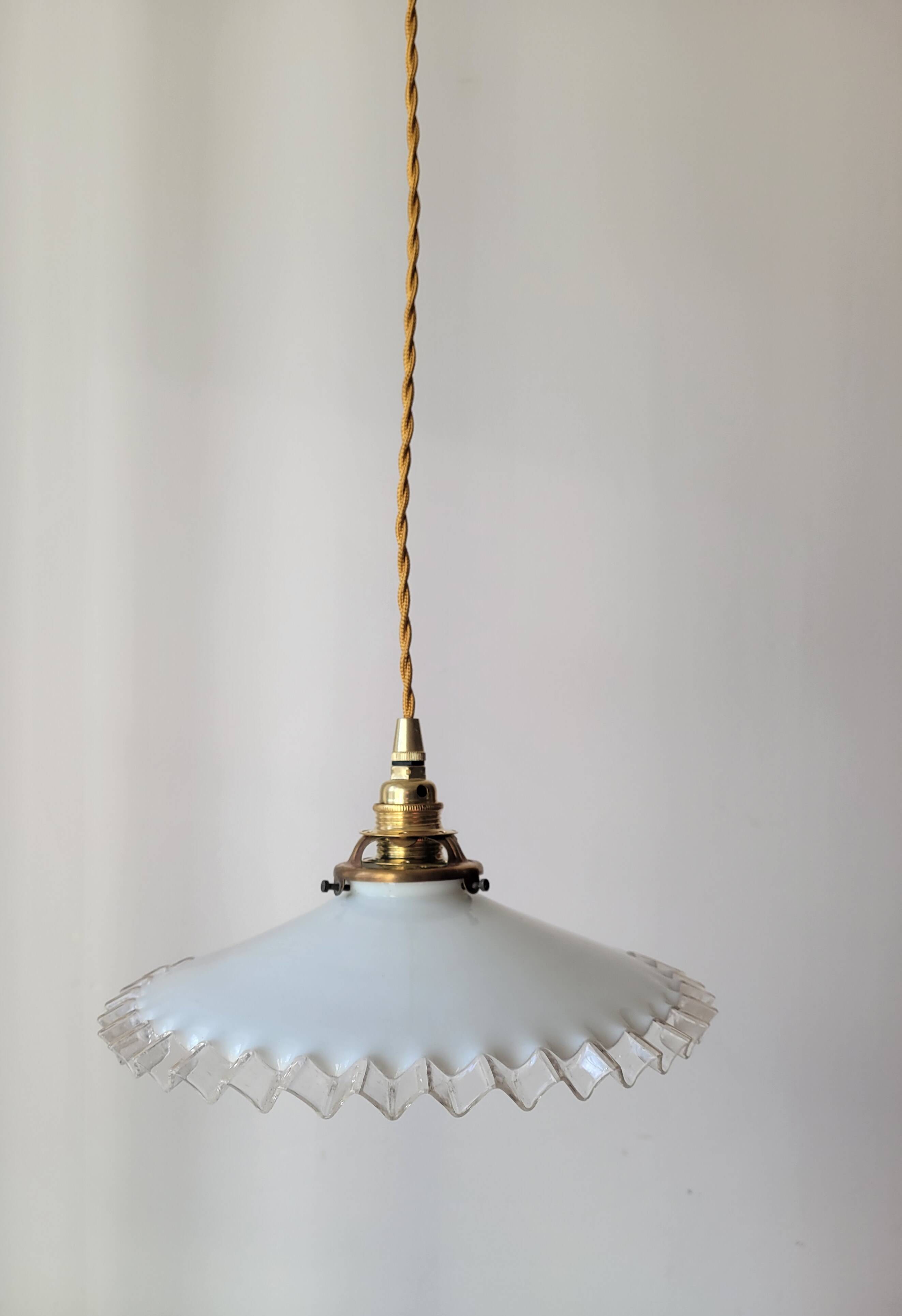 Pendant in serrated opaline