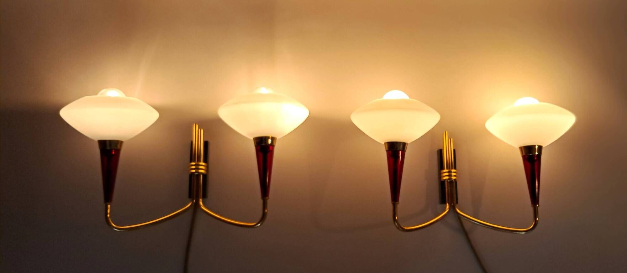 Paire d'appliques à 2 feux en laiton deux tons et opaline blanche 1950.