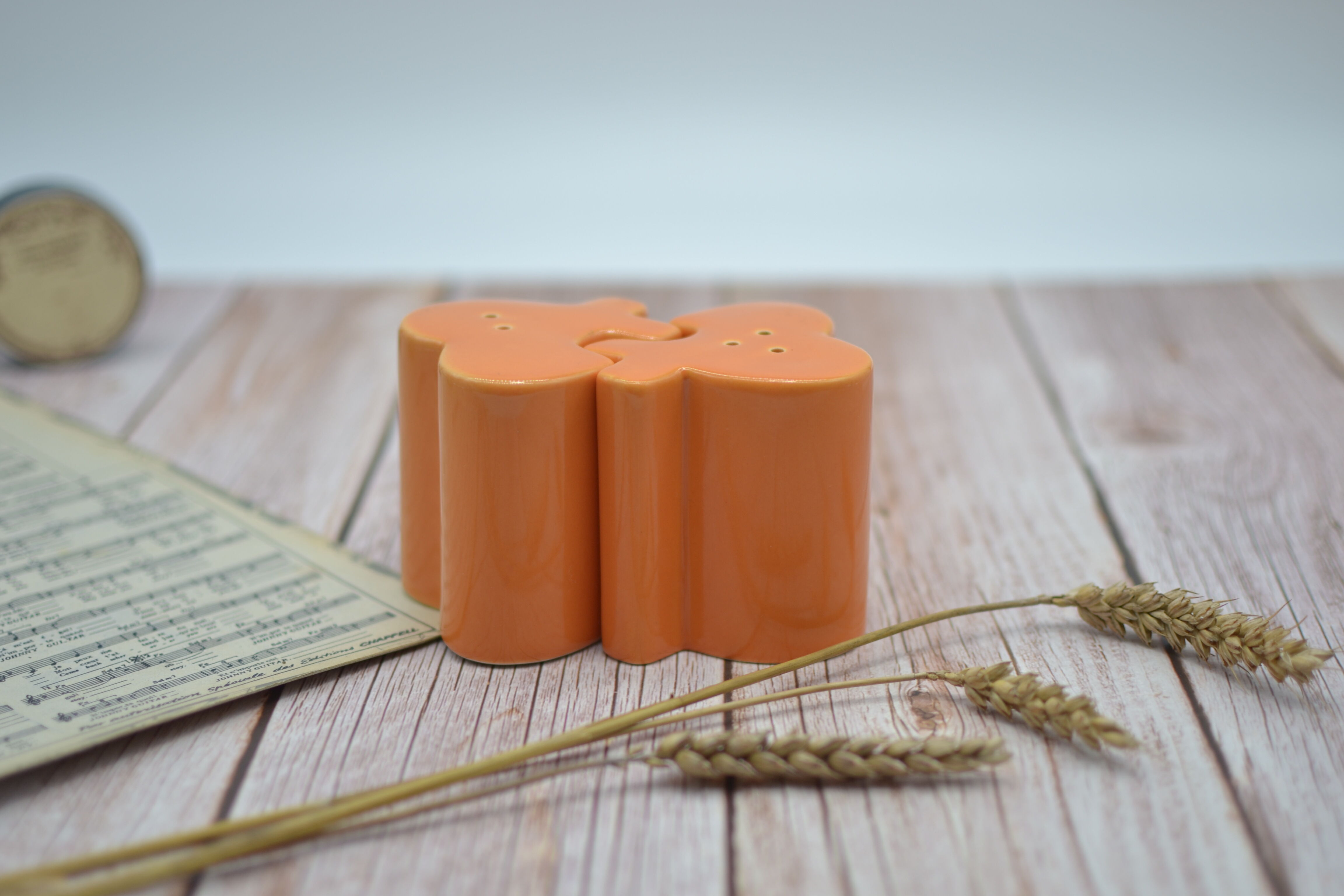 Orange-interlocking Amadeus salt and pepper shaker