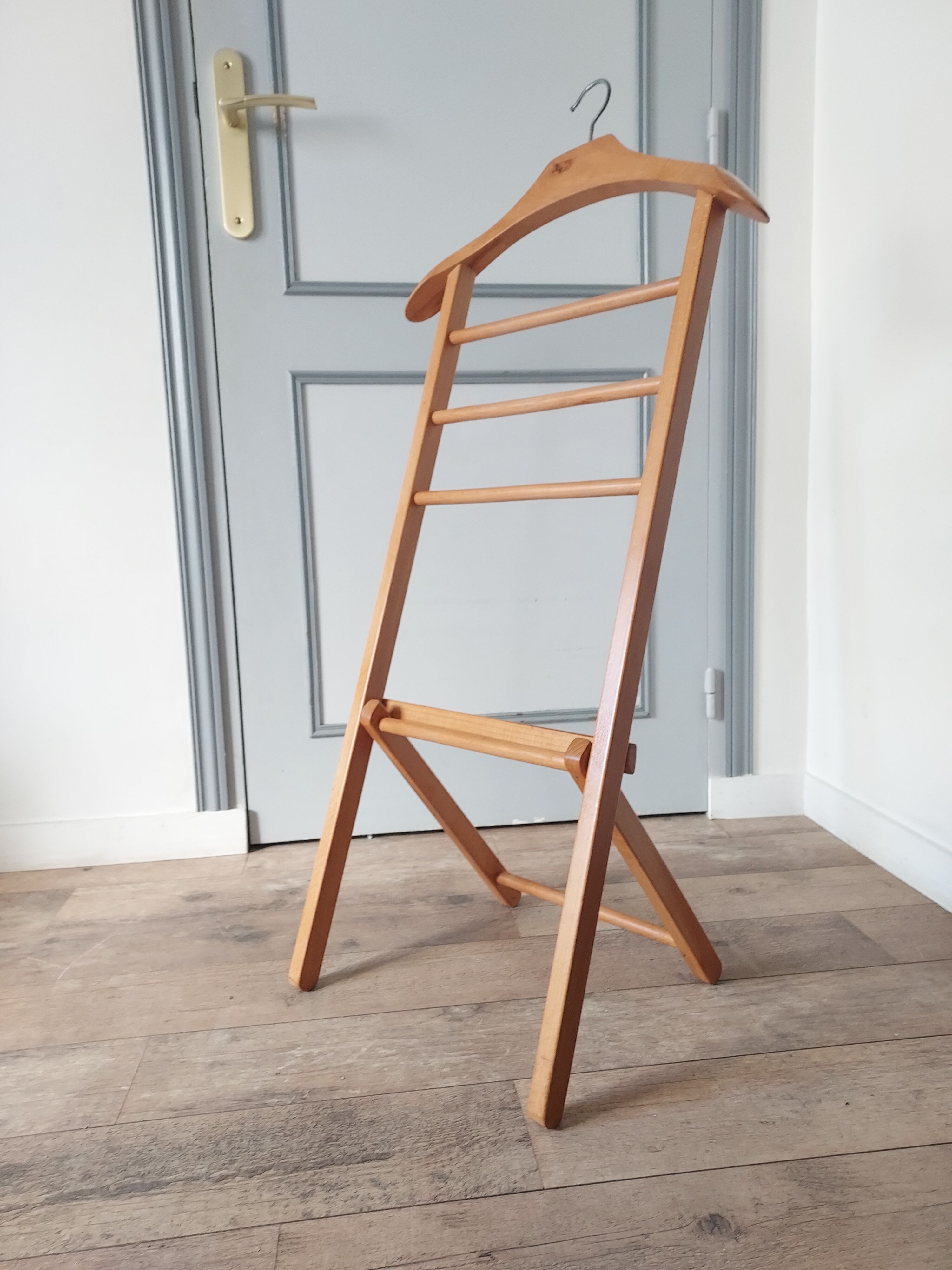 Folding valet