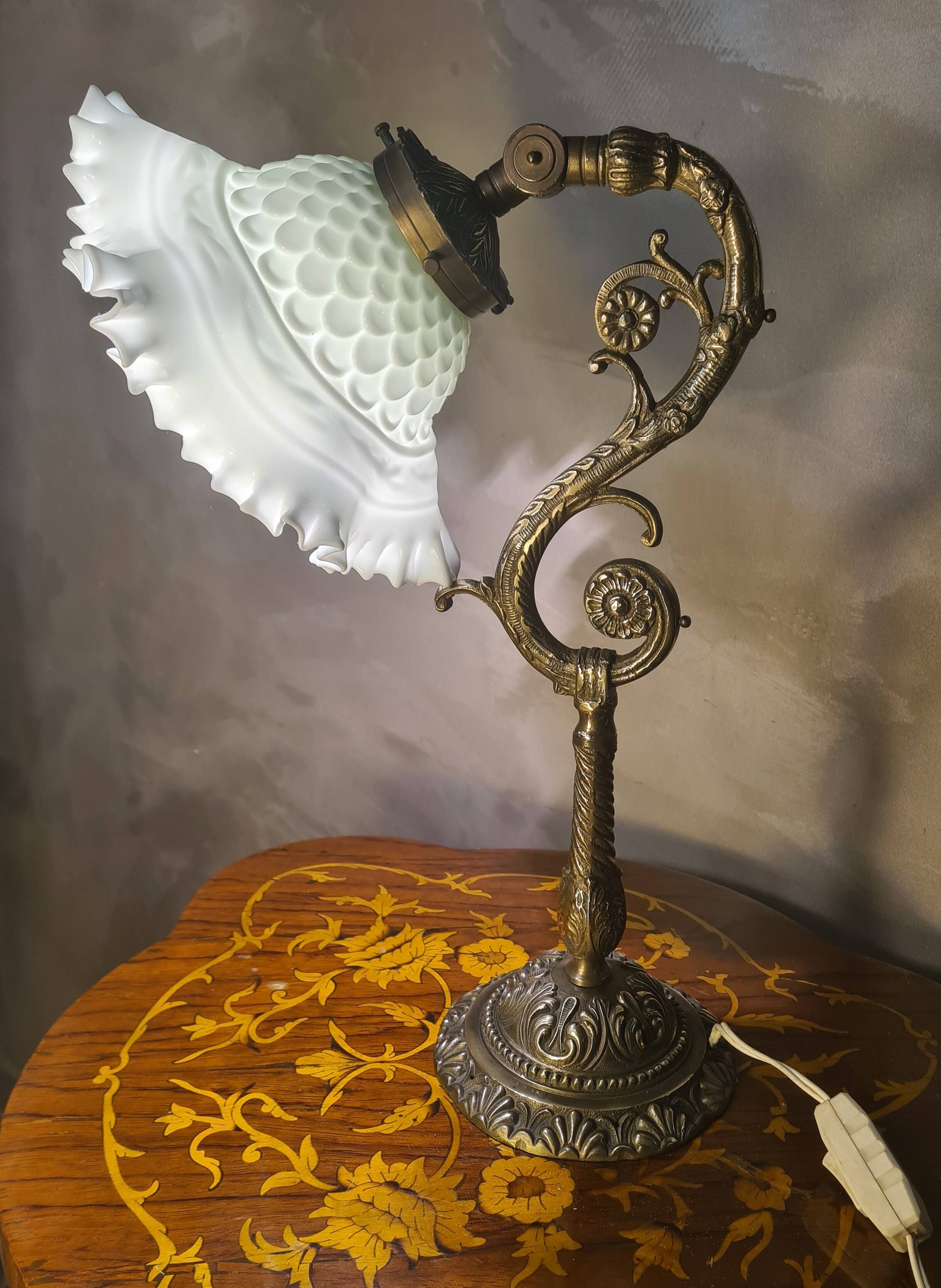 Lampe en bronze et abat-jour en opaline blanche, 1900
