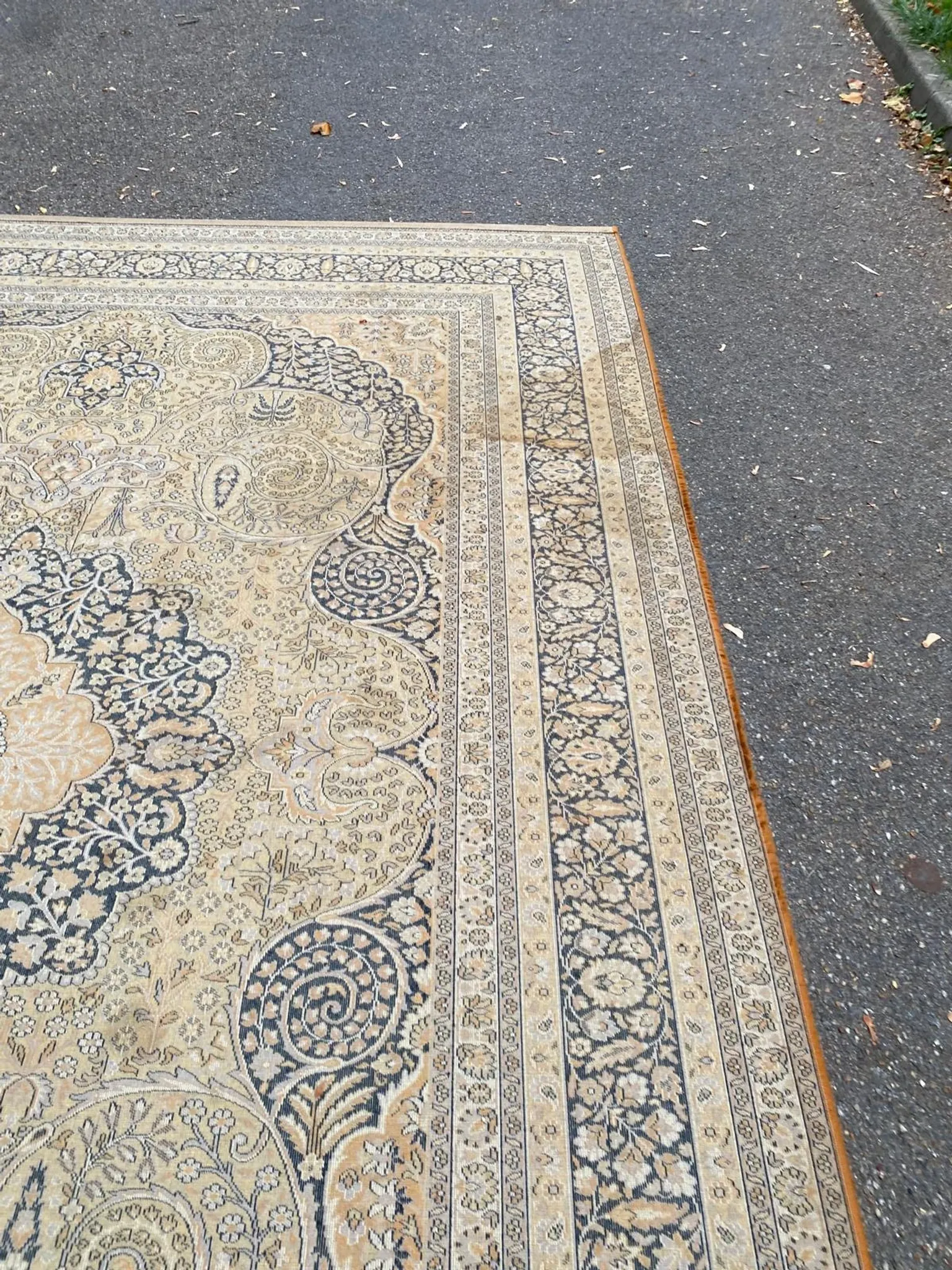 Large Persian wool rug 250x350 cm in gold and navy blue.