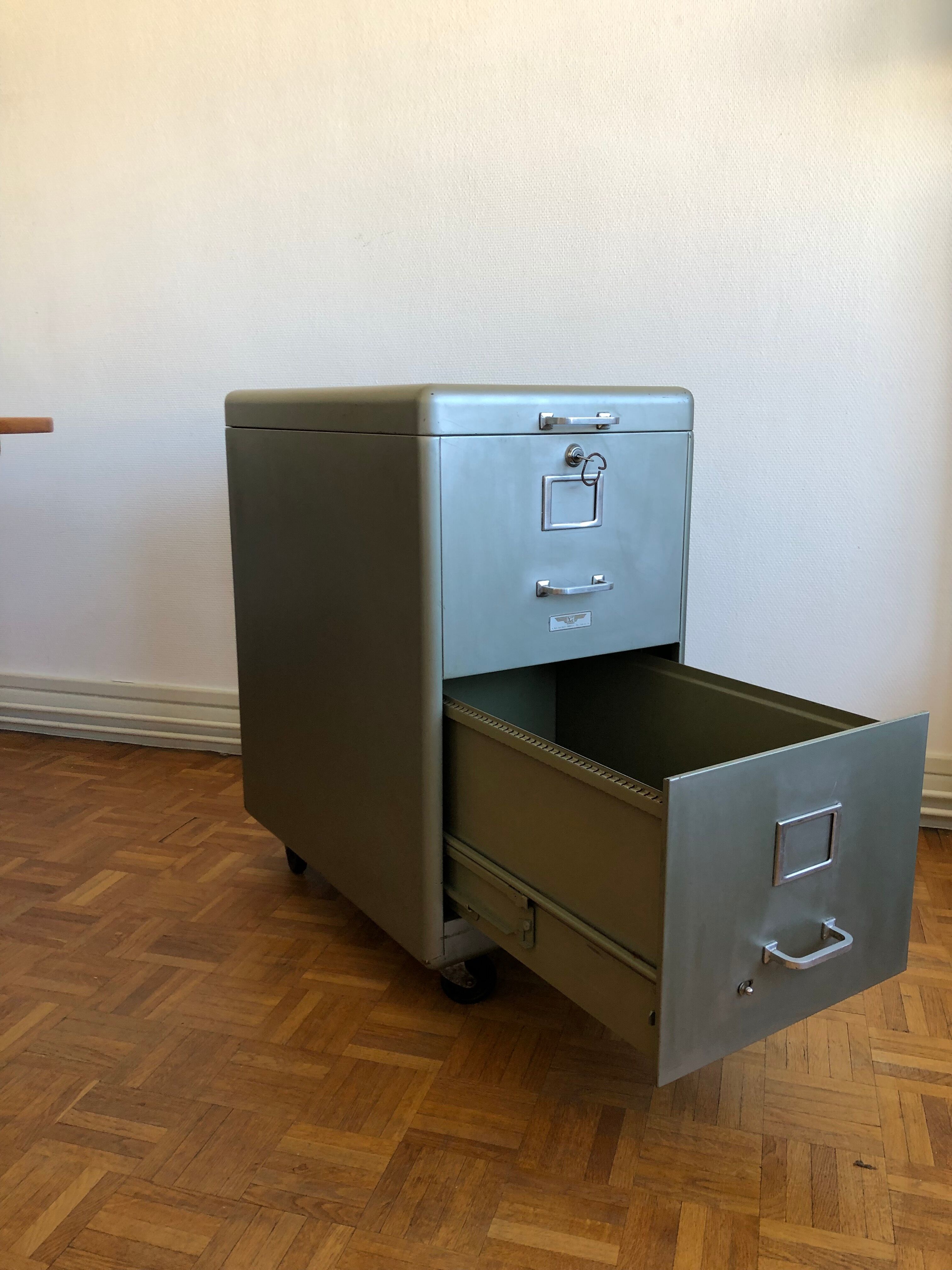 YAC industrial furniture with castors