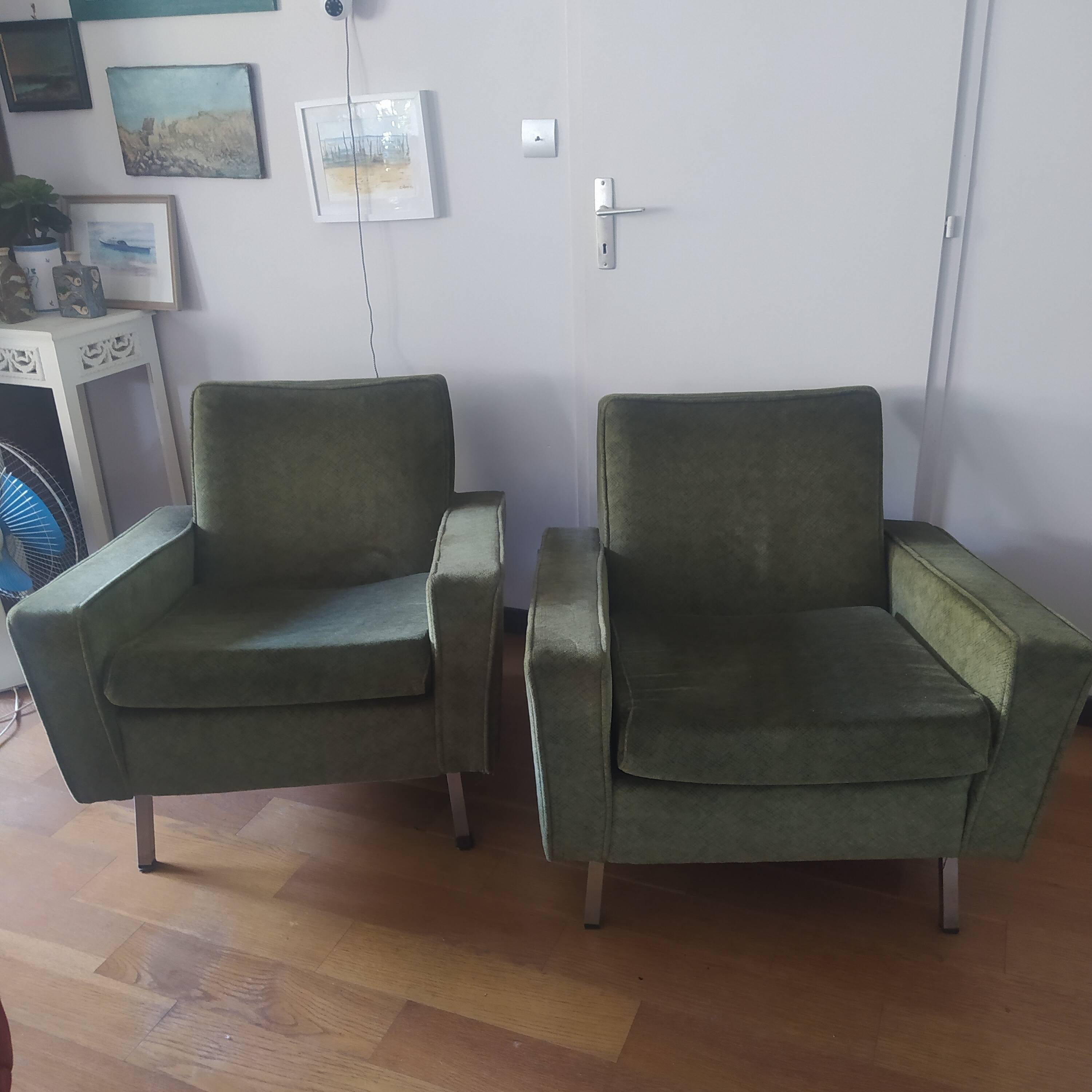 Pair of vintage green velvet armchairs from 1960 with metal legs