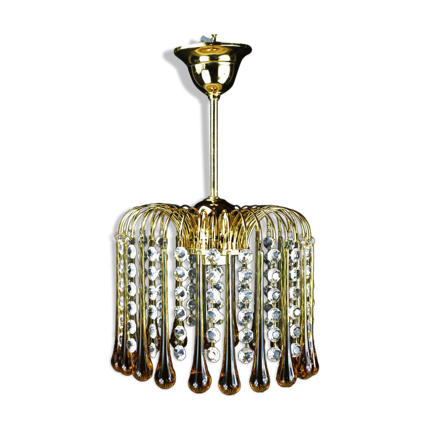 Suspension with tassels drops of water an glass