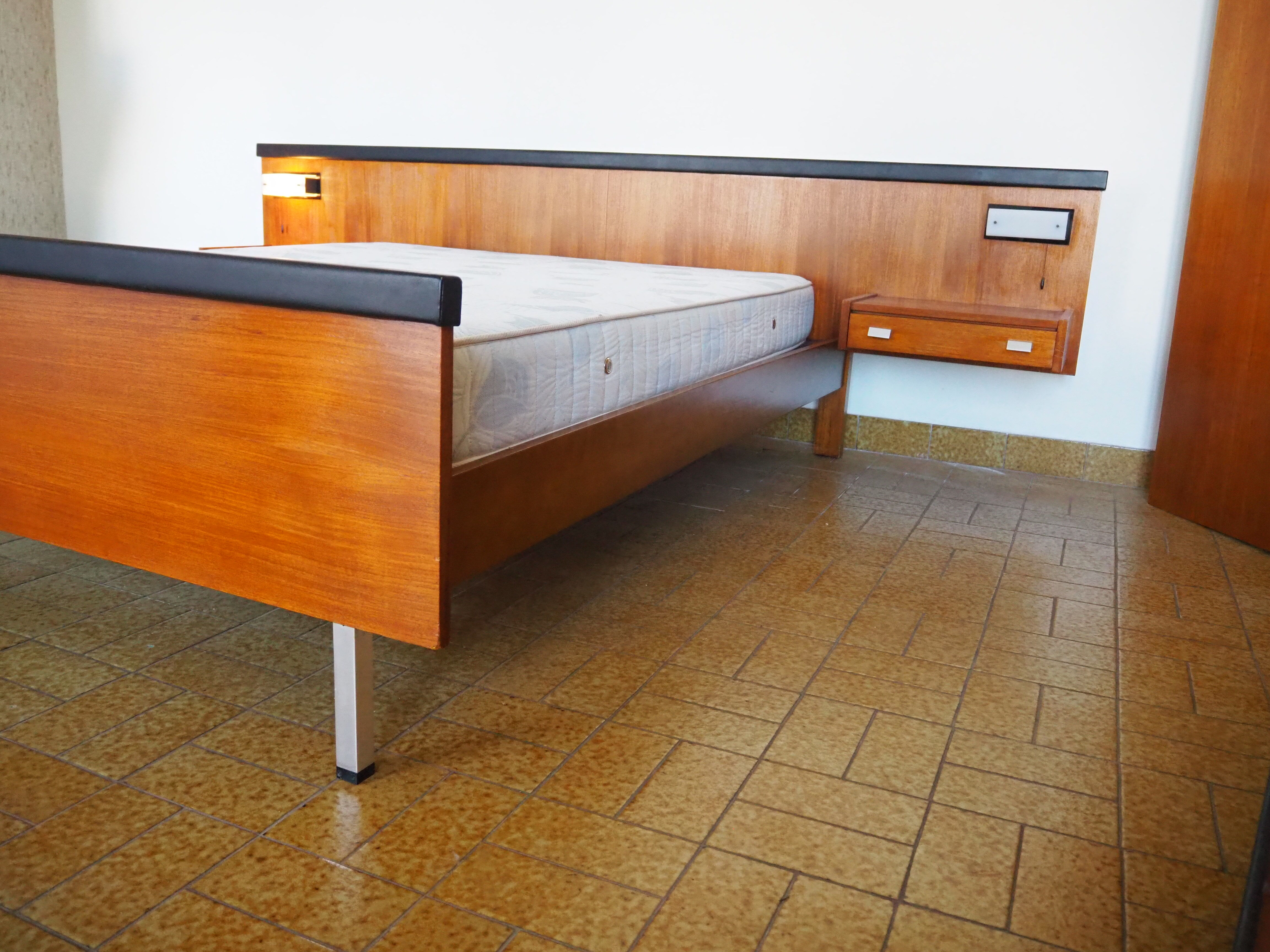 Scandinavian style bed in 140 with two integrated nightstands and two night lights