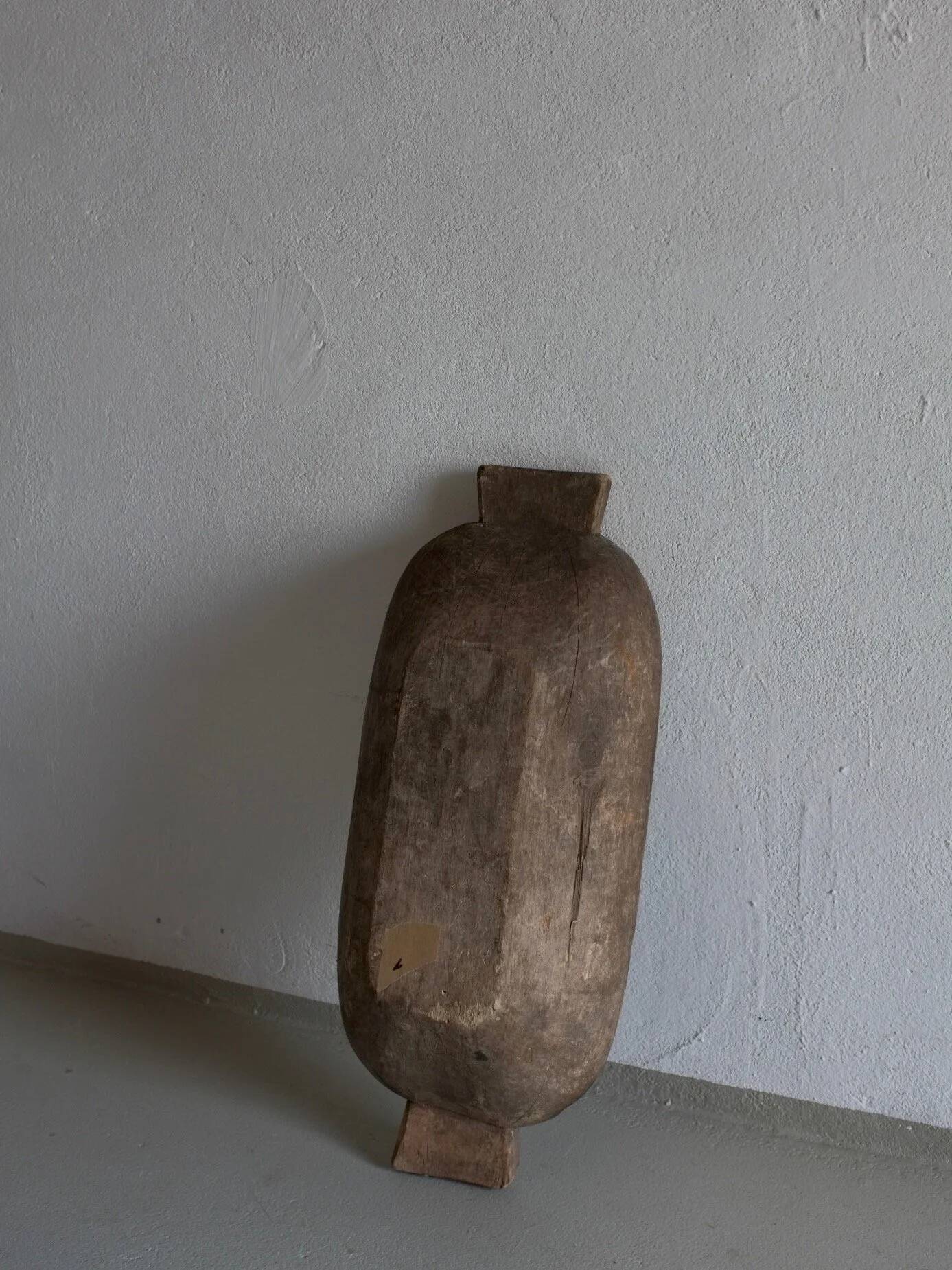 Bol primitif en bois sculpté