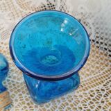 Carafe en verre bosselé bleu