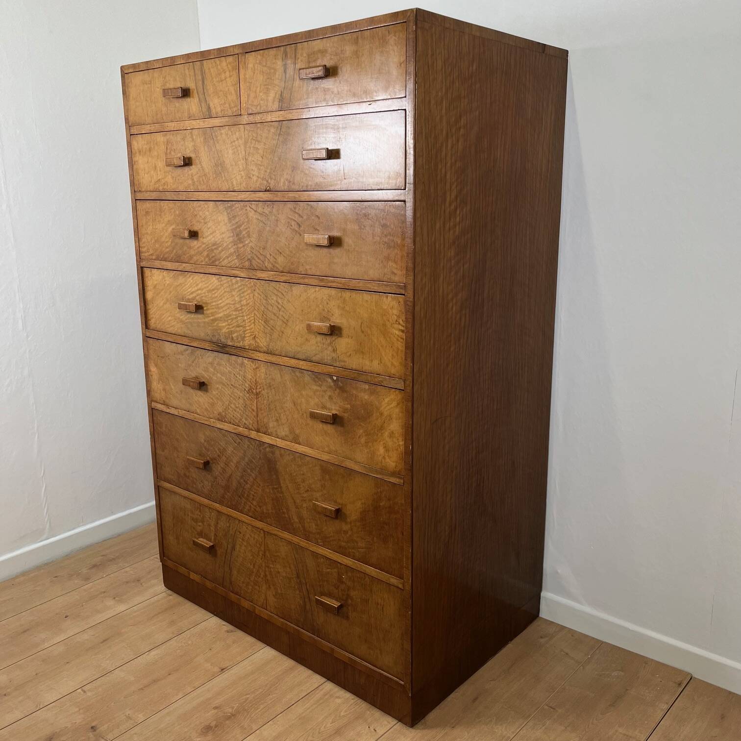 Tall chest of drawers, Art Deco weekly chest in flamed walnut, 1930-1940