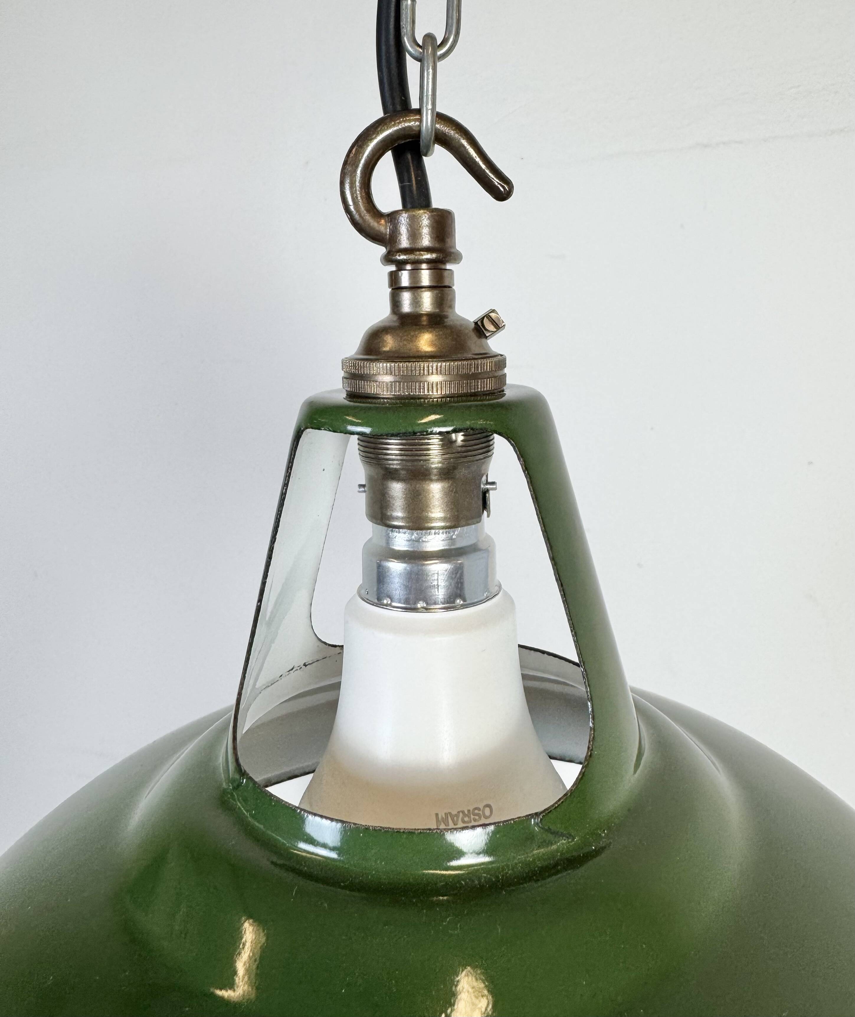 Suspension industrielle en émail vert de Coolicon, années 1950