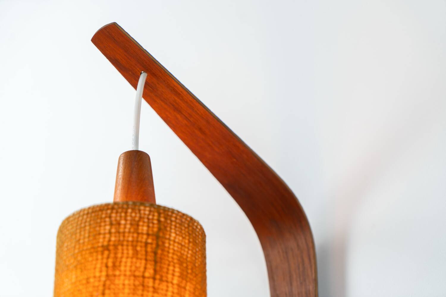 Applique en contreplaqué et sisal (Danemark, années 1960).