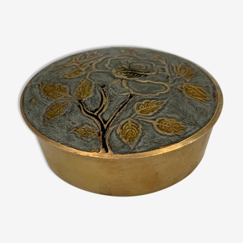 Round vintage brass compartmentalized box, decorated with a flower - 1970s