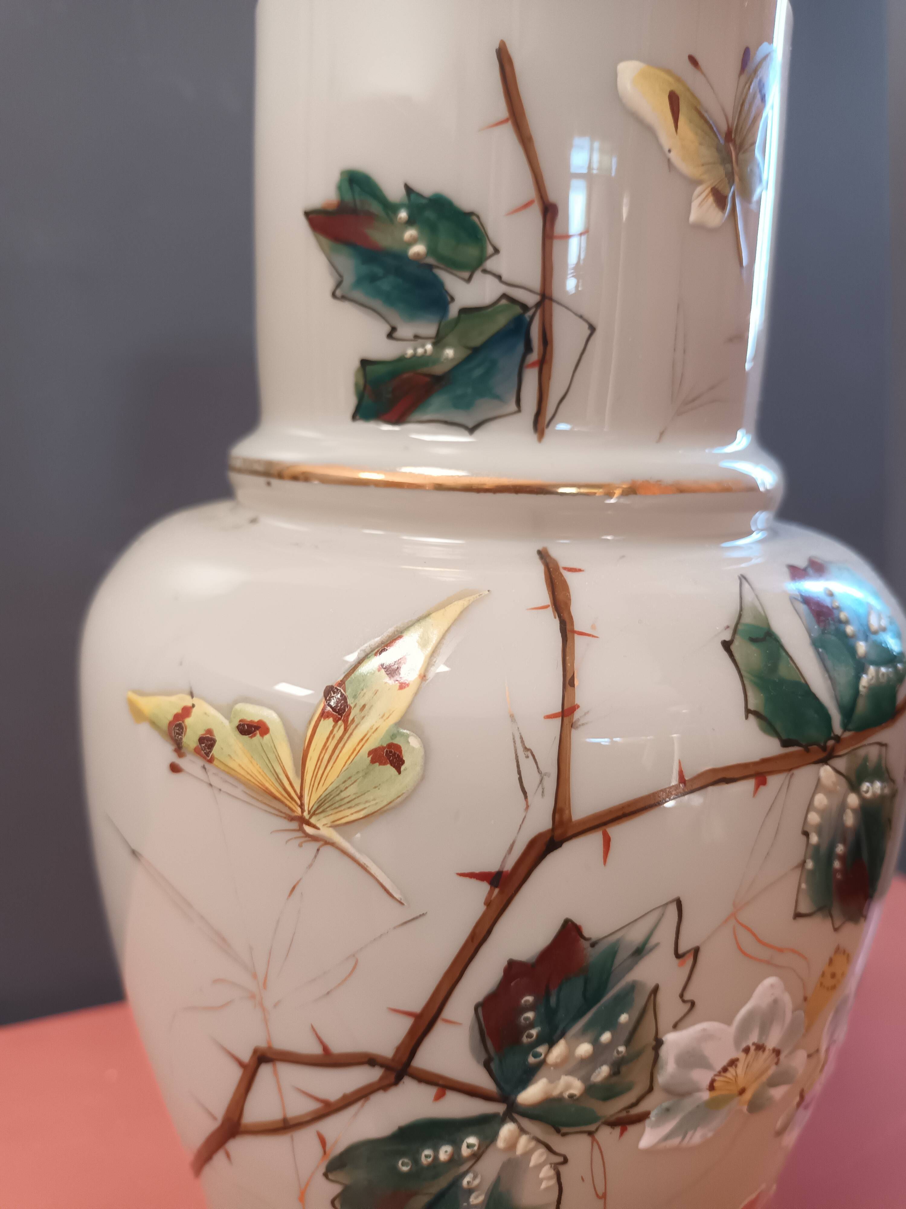 Vase opaline émaillée  papillon