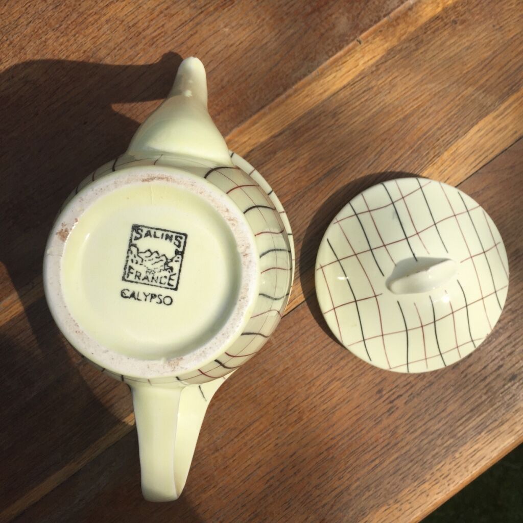 Coffee maker year 50 beige yellow grid fine black and burgundy