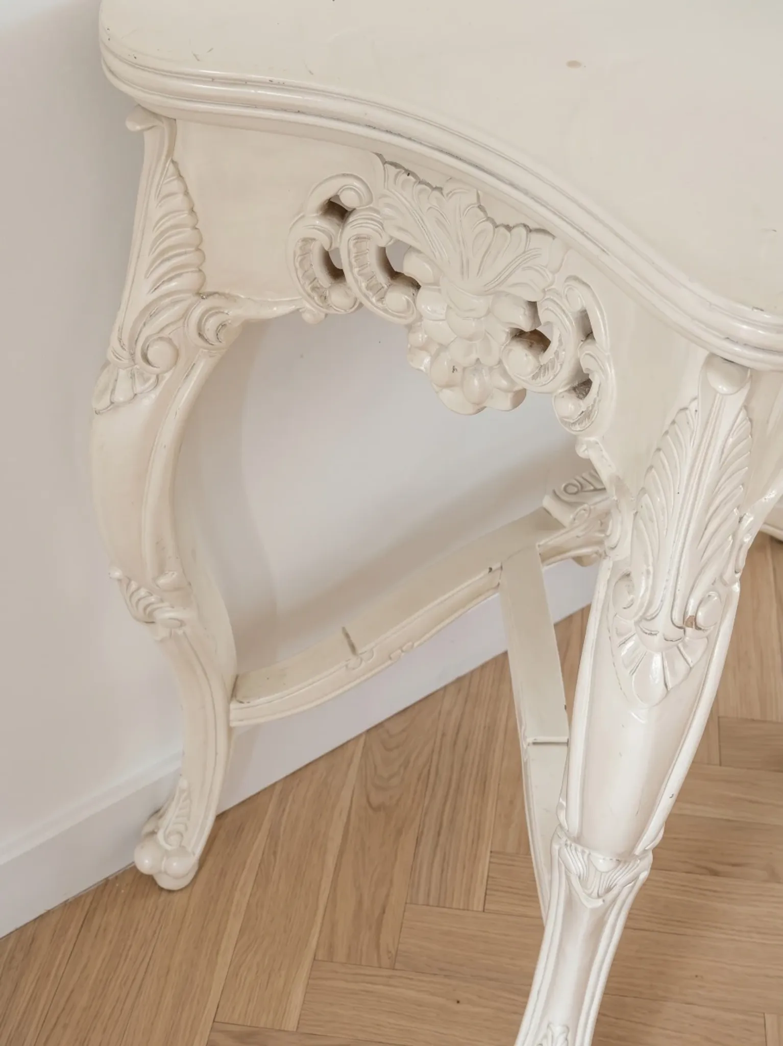 Console in Louis XV style, carved wood in off-white.