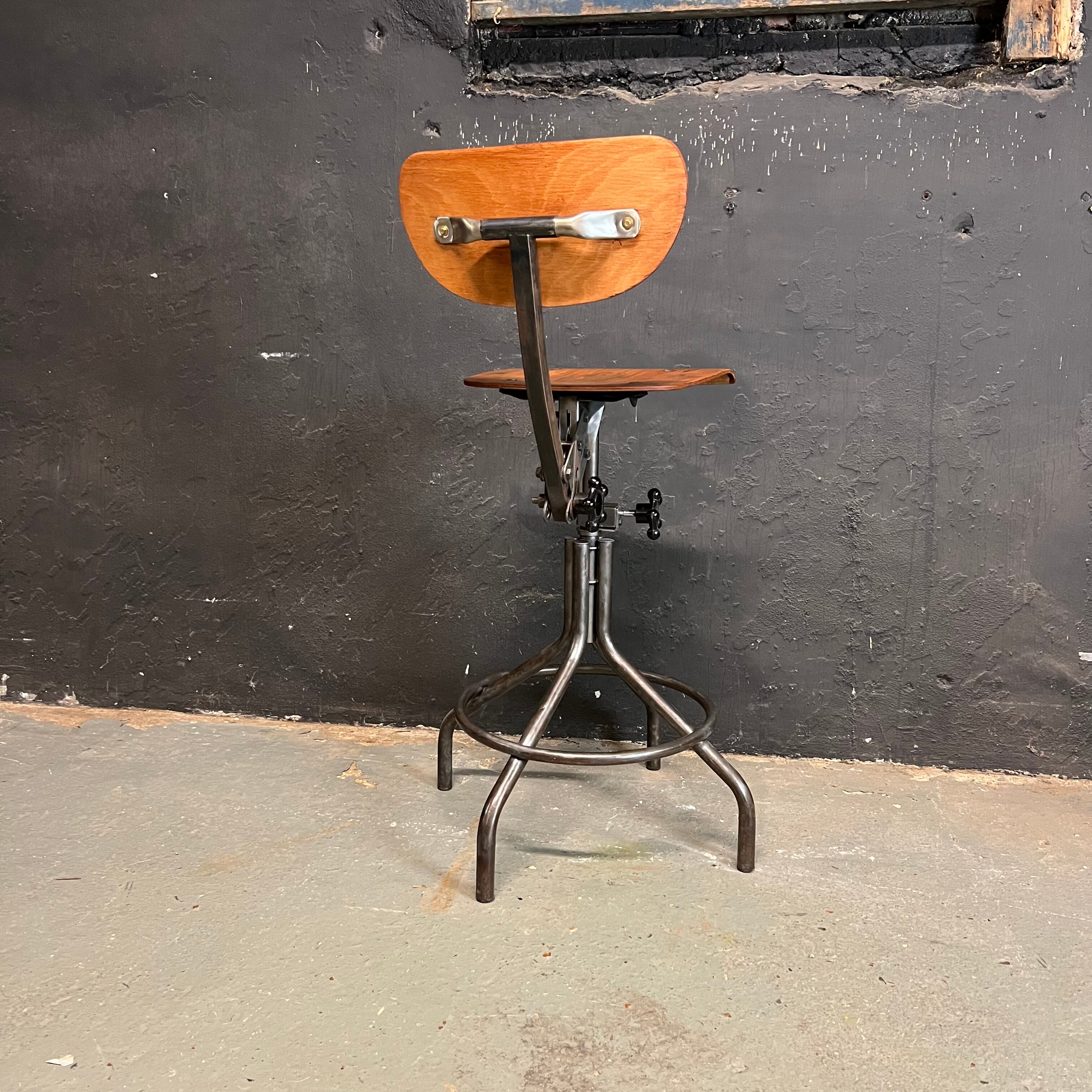 Chaise d’atelier réglable Bienaise