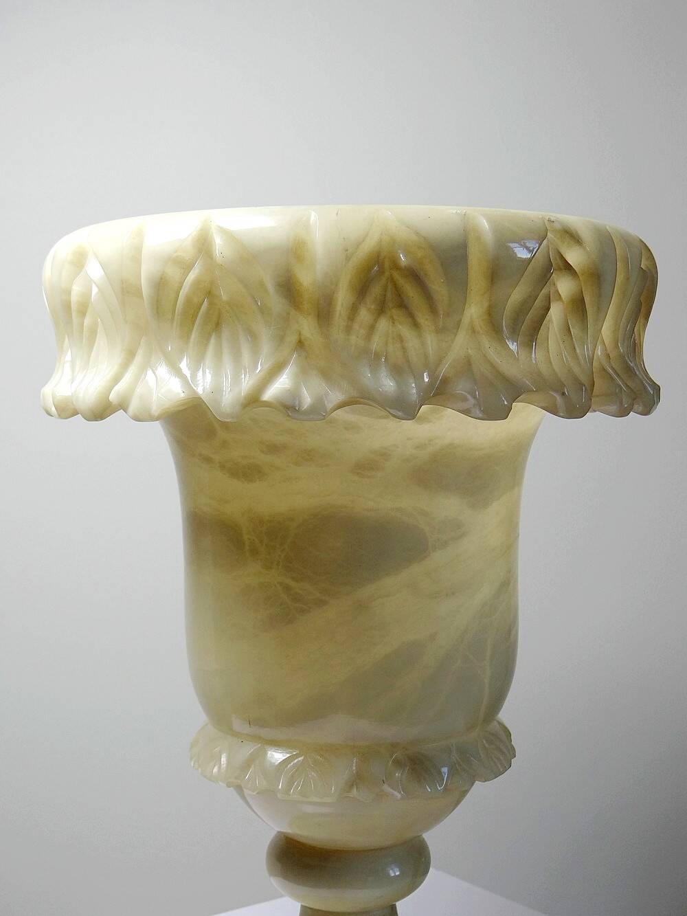 Large Medici vase in alabaster/yellowish marble, Belle Époque style
