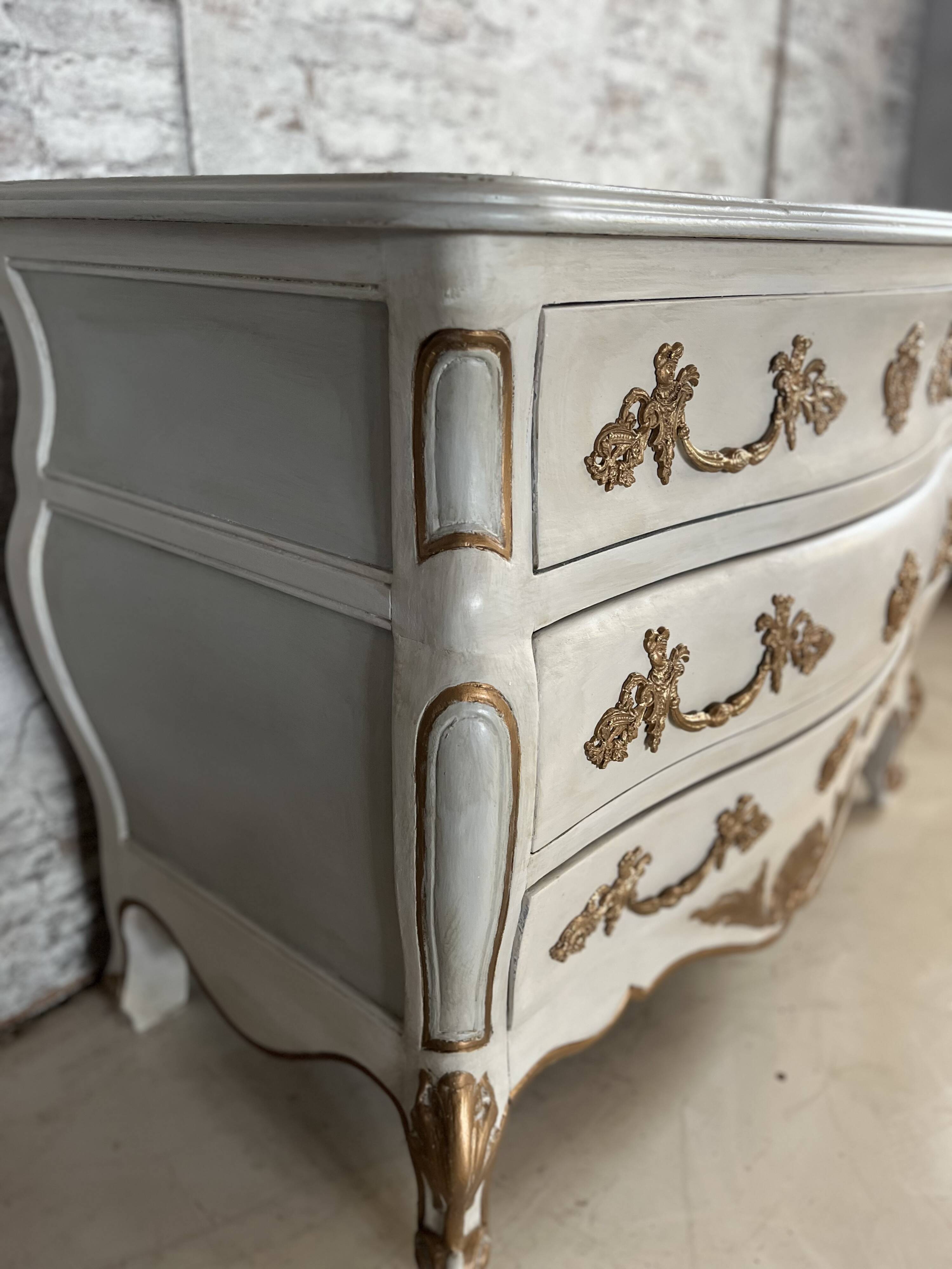 Baroque chest of drawers
