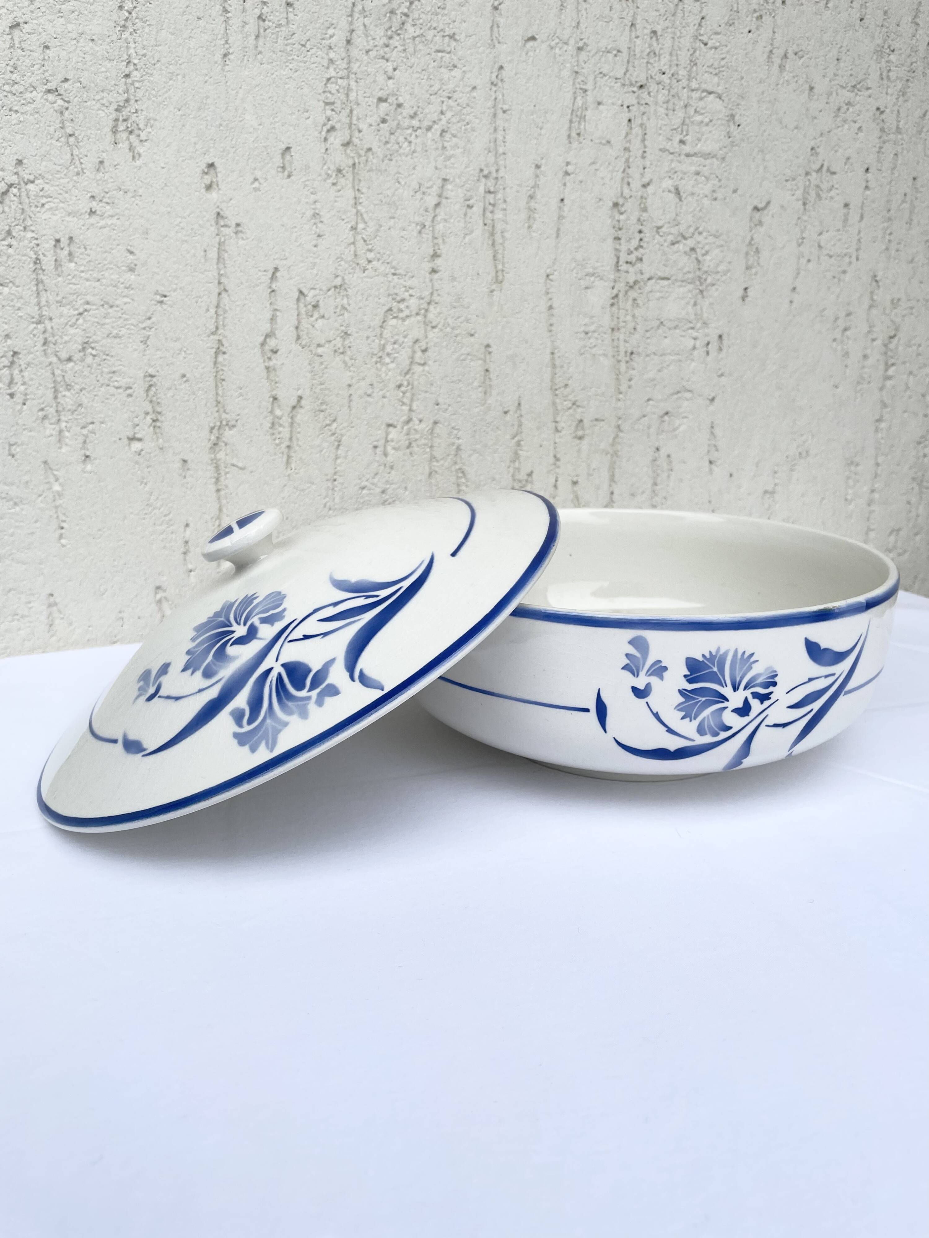 Antique GIEN soup tureen model "Alberic" from the 1940s.