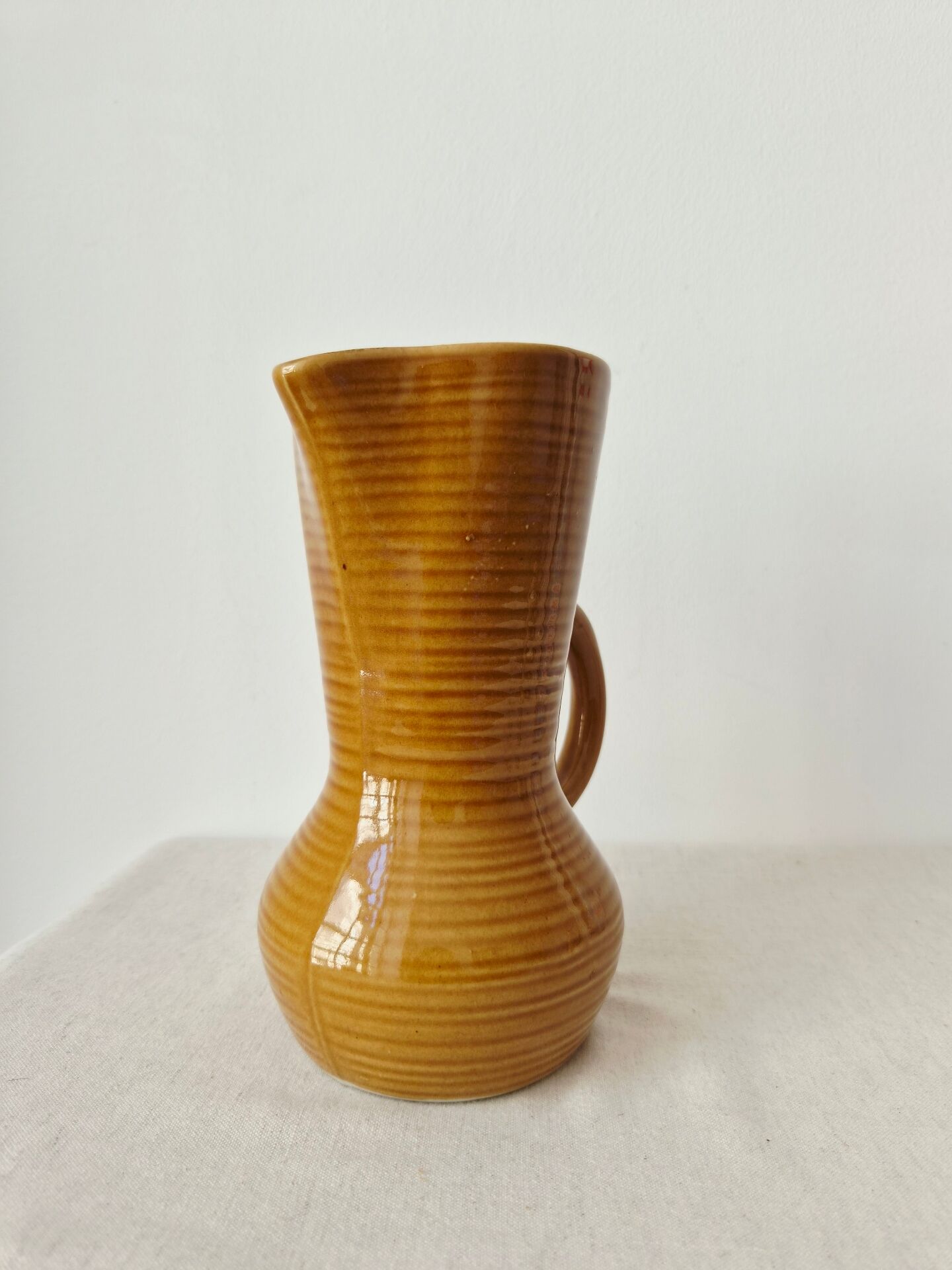 Pichet, carafe Digoin en grès émaillé miel, 1950-60
