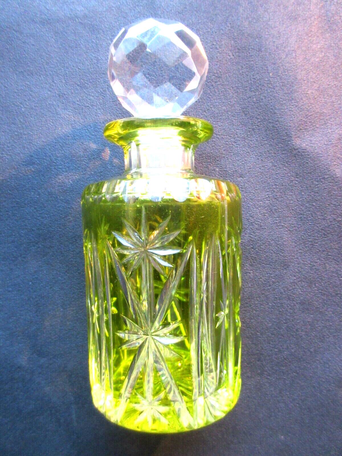 Flacon à parfum verre jaune ouraline, ciselé blanc, Val St Lambert ou St Louis