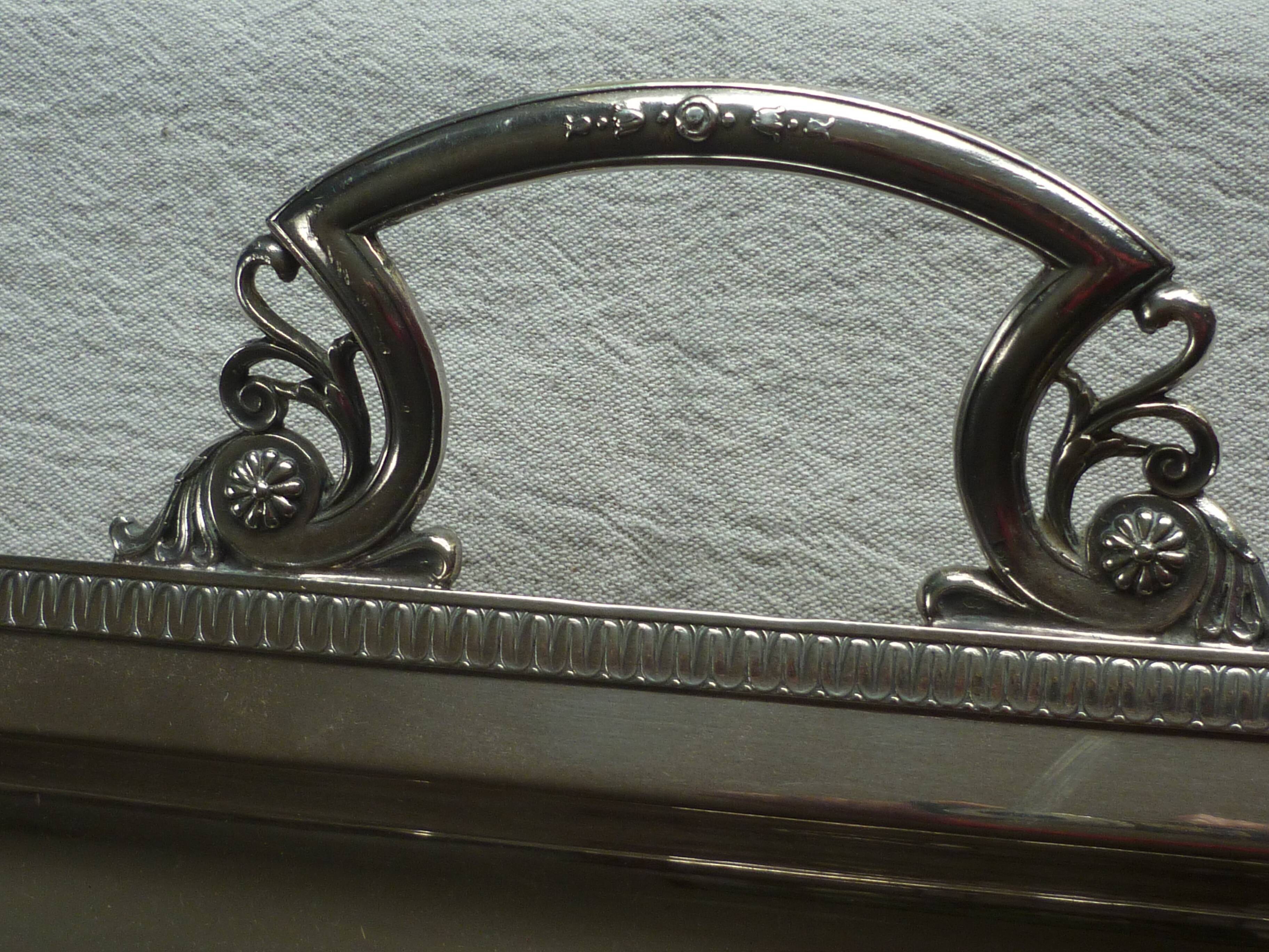 Presentation tray in silver metal