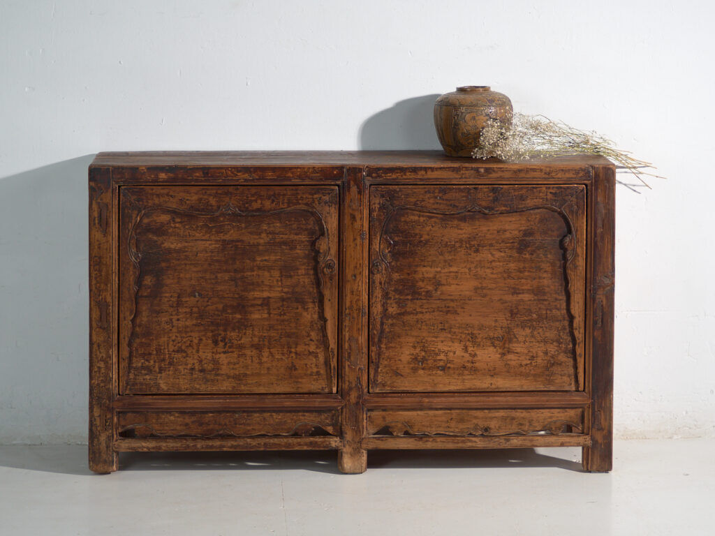 Pine buffet with two doors and scalloped panels – China, circa 1950