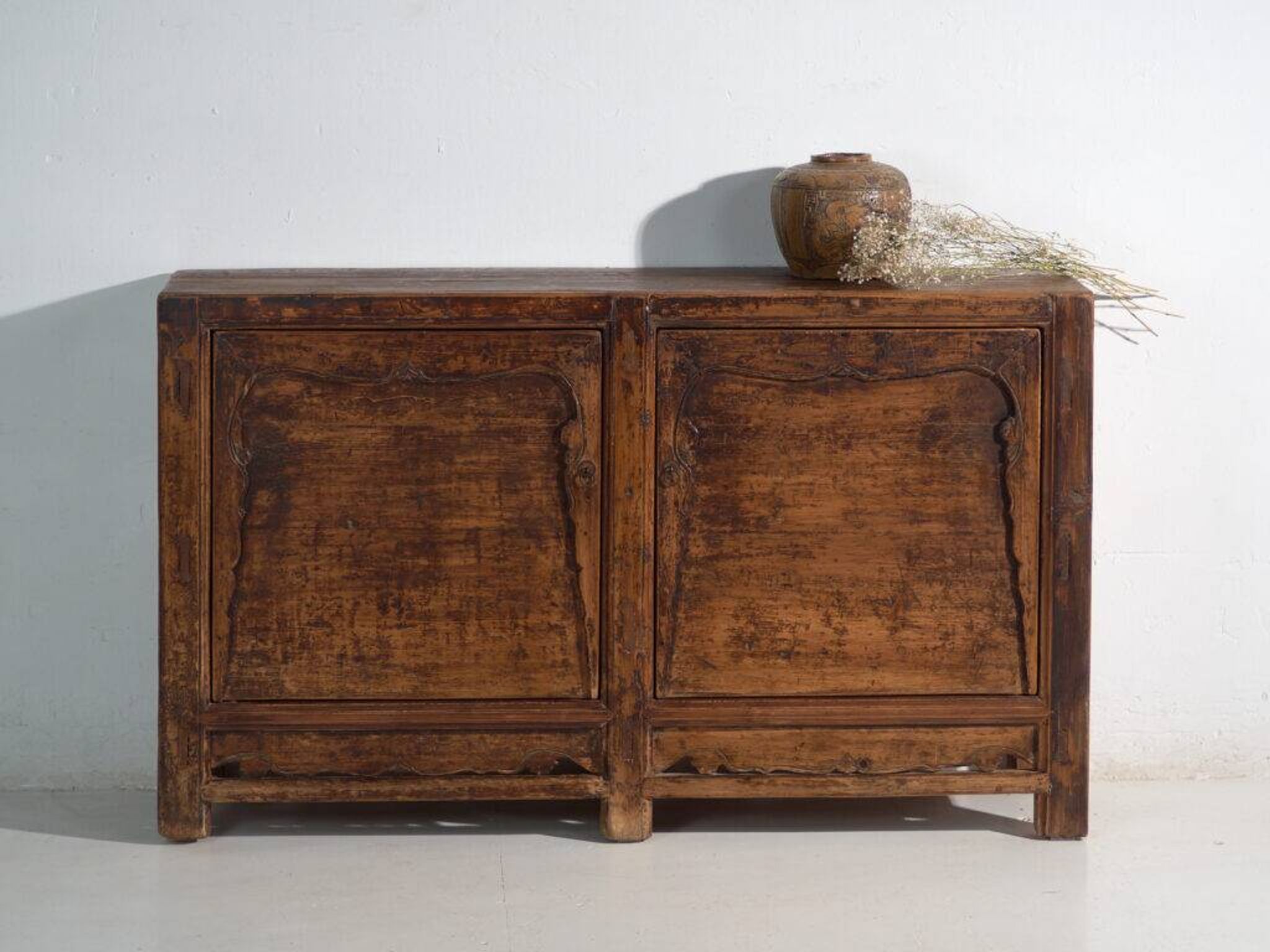 Pine buffet with two doors and scalloped panels – China, circa 1950