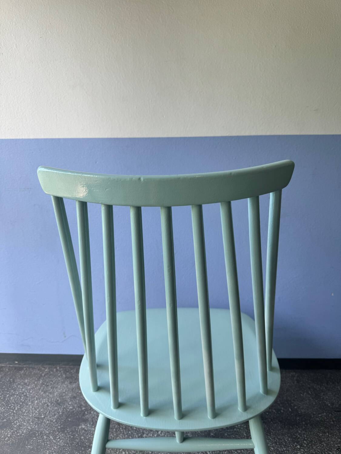 Chaise bâton blanche « Mademoiselle » du Finlandais Ilmari Tapiovaara