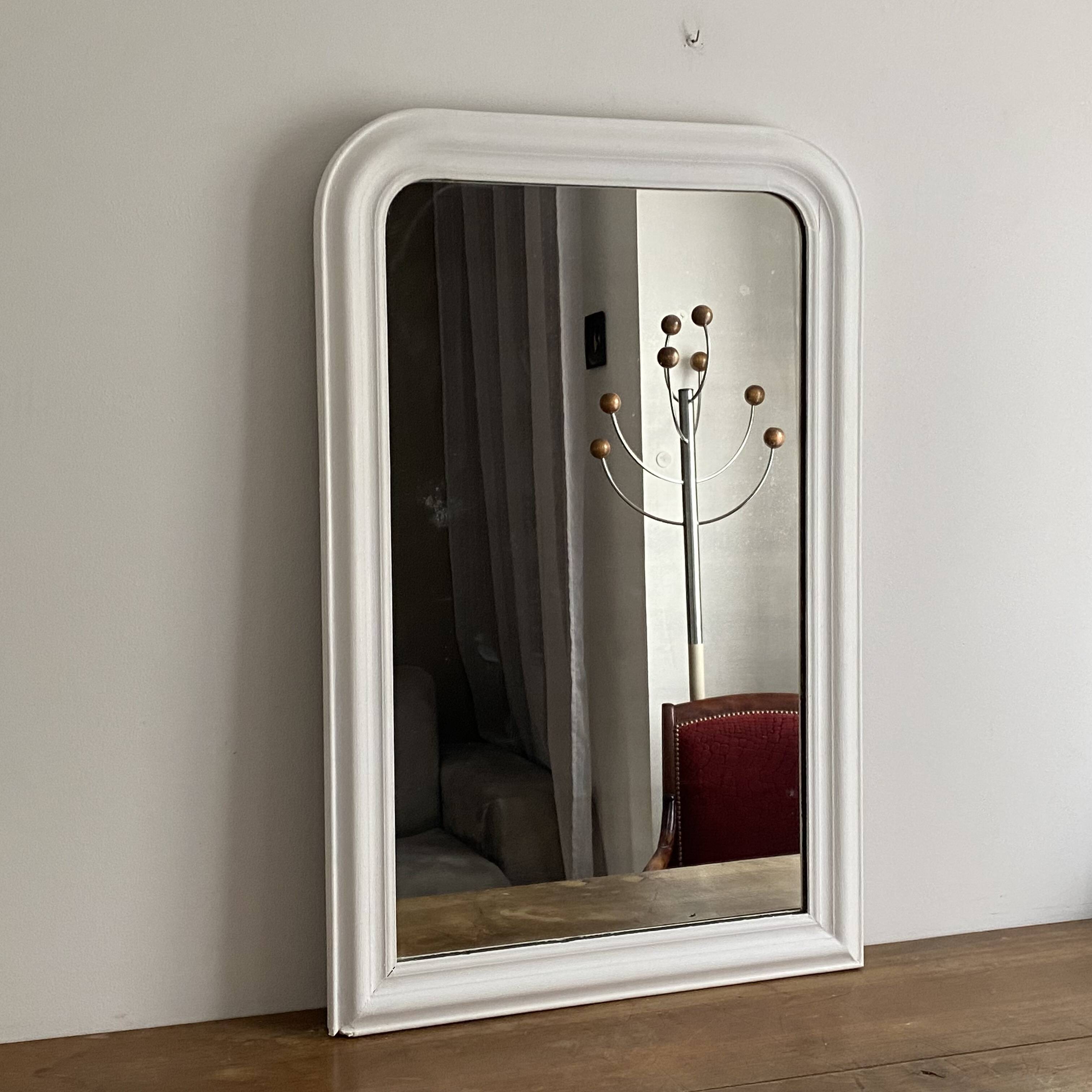 Miroir Louis Philippe fin 19ème. Blanc. 105x68.