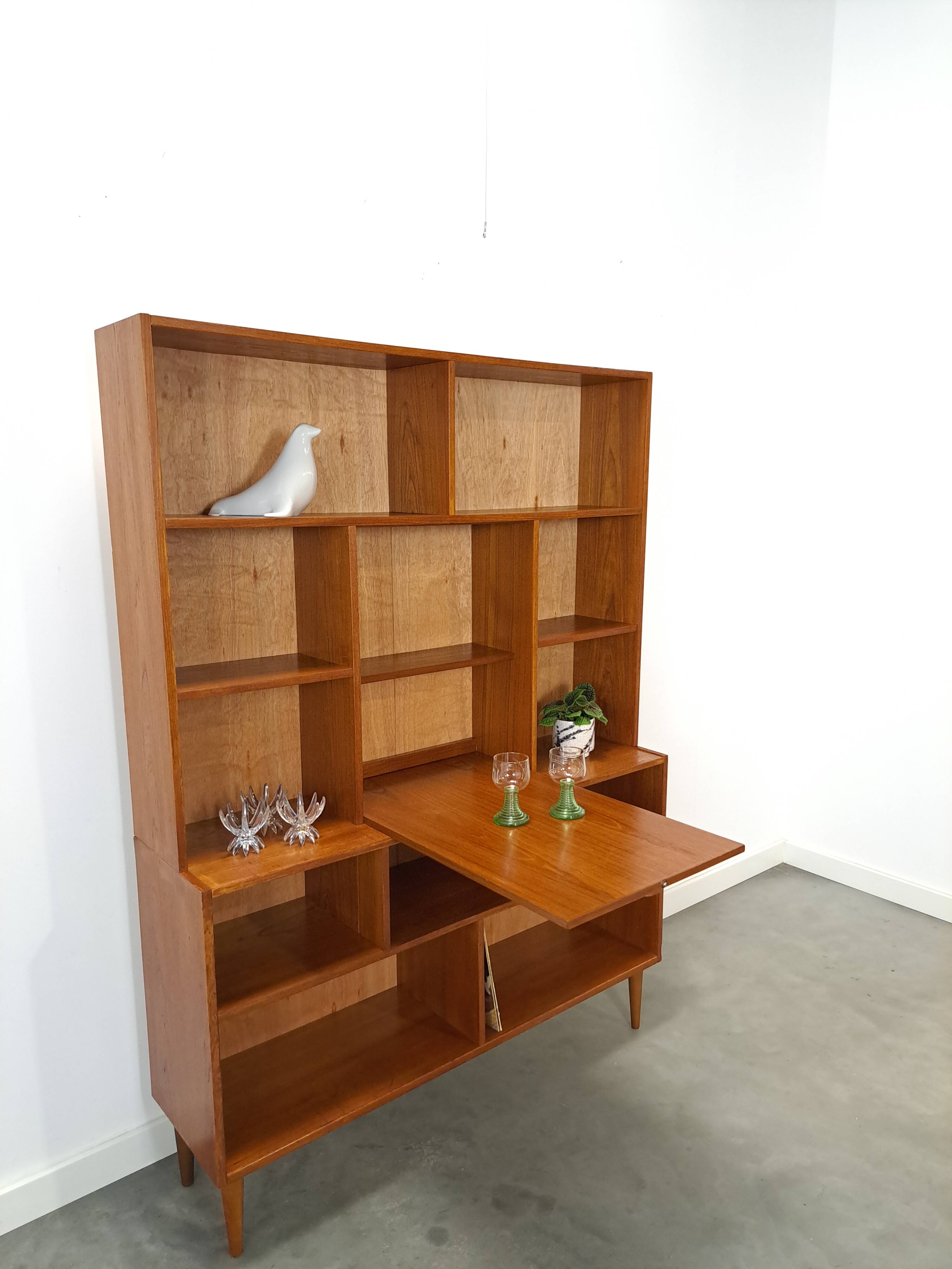 Deens hoge teak vakkenkast met bar vintage wandkast