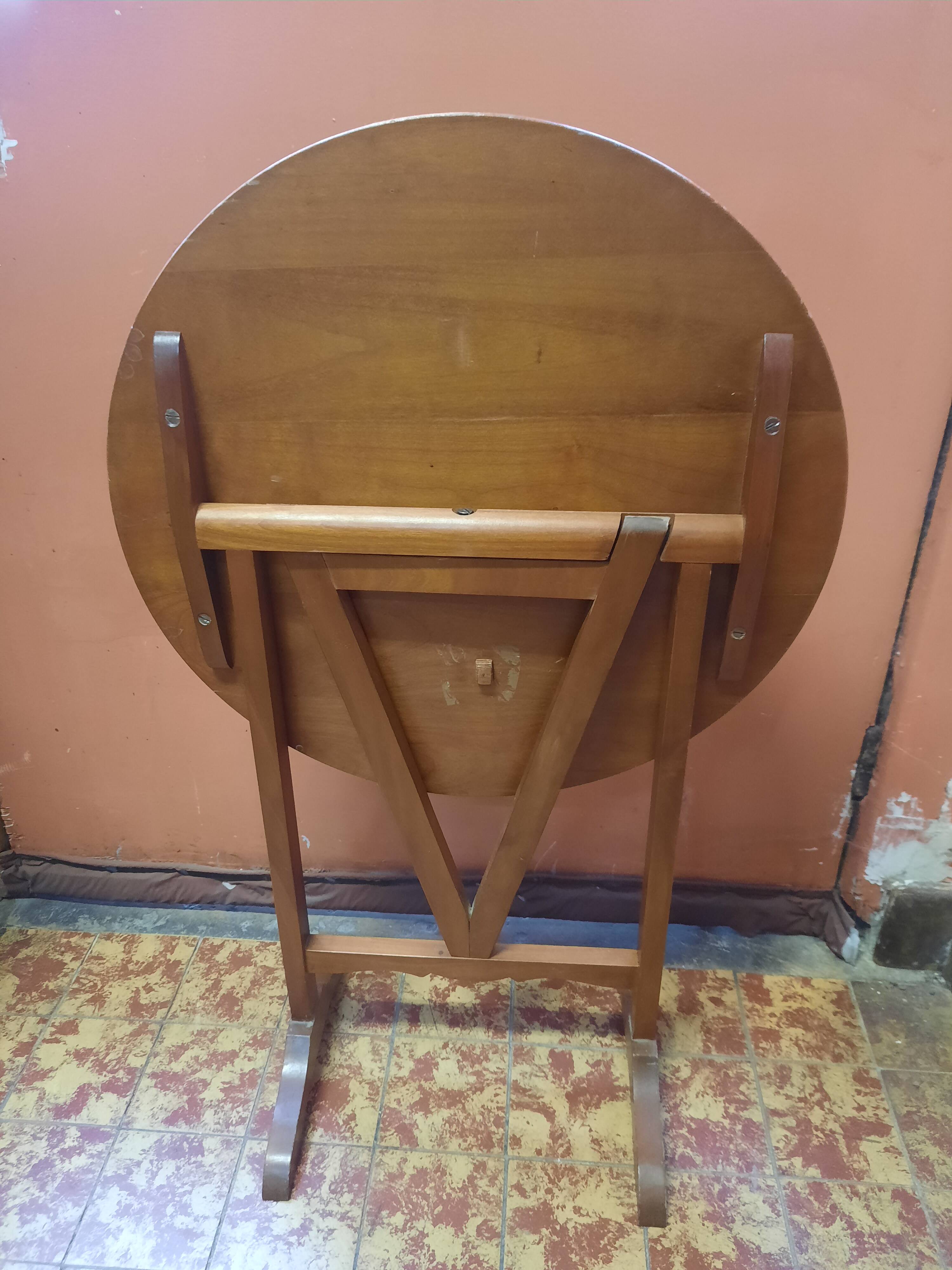 Folding coffee table