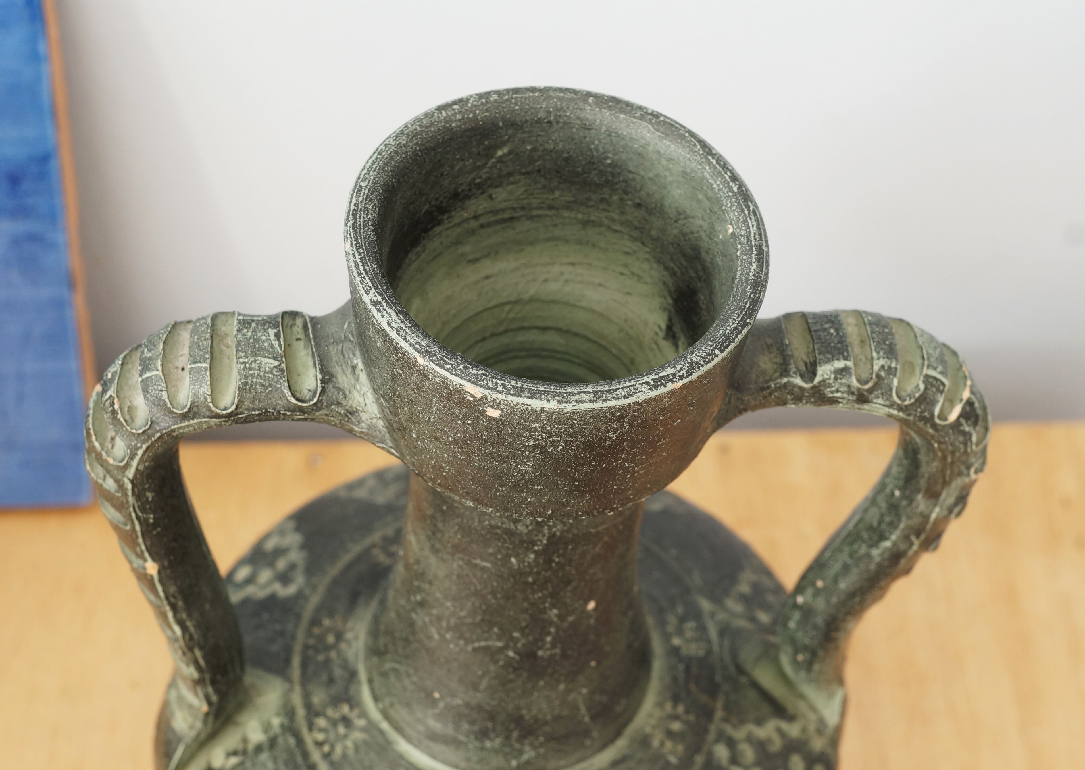 Black vase of antique inspiration in the shape of an amphora, 50s or 60s, vintage