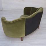 Canapé 2 places incurvé danois des années 1960, revêtement en velours vert, pieds en chêne.