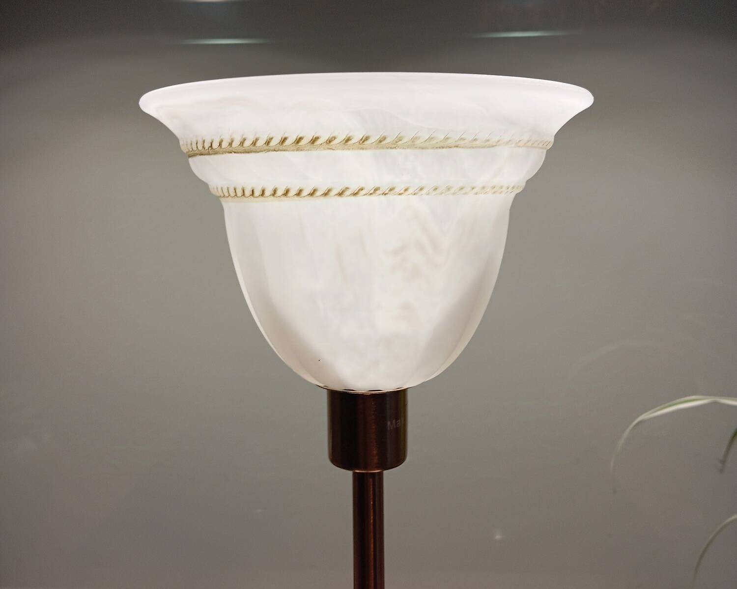 Duo lampes de chevet rétro chic métal doré, globes blancs drappés