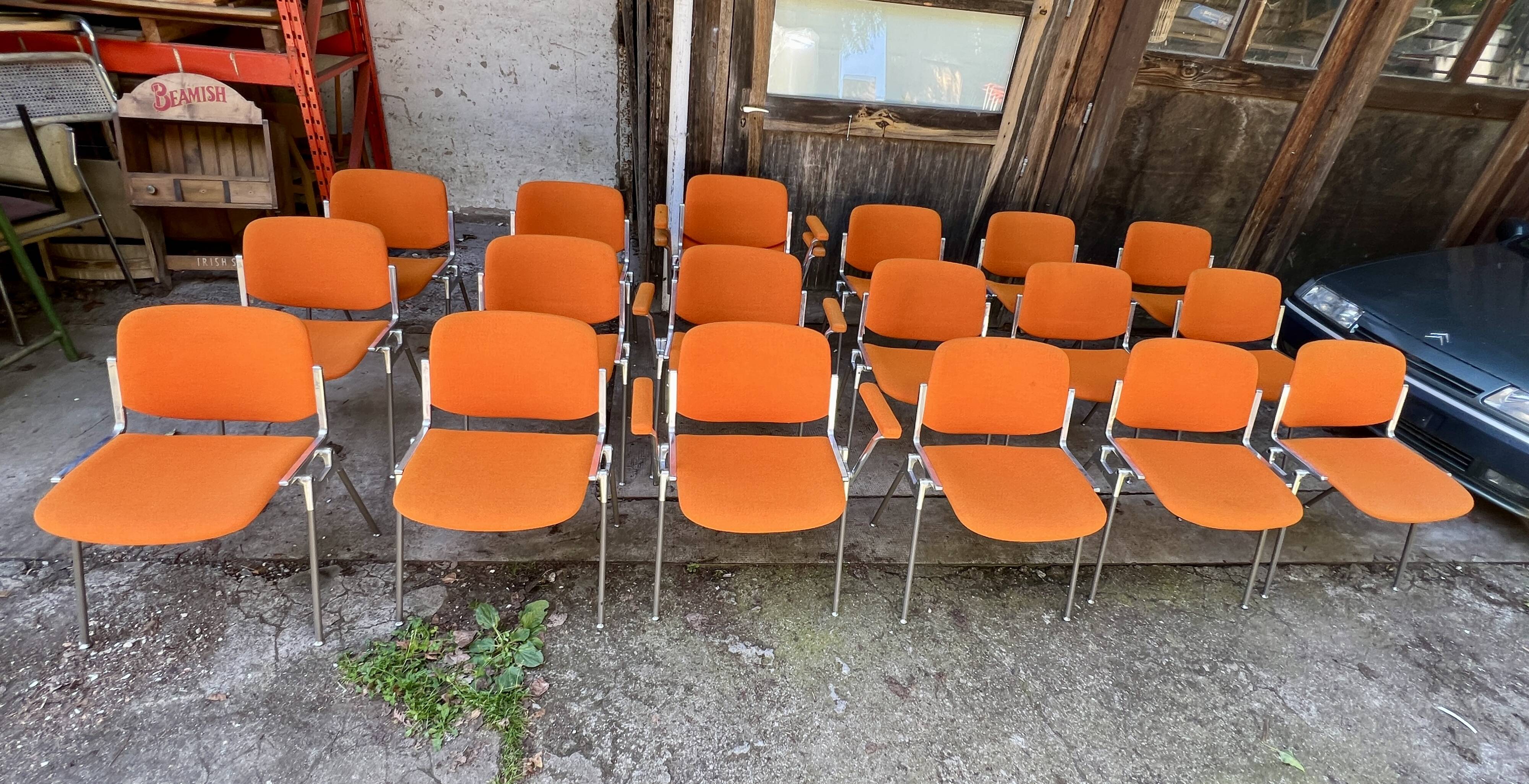 Sérié 39 chaises 4 fauteuils DSC 106 en tissu orange par Giancarlo Piretti pour Castelli