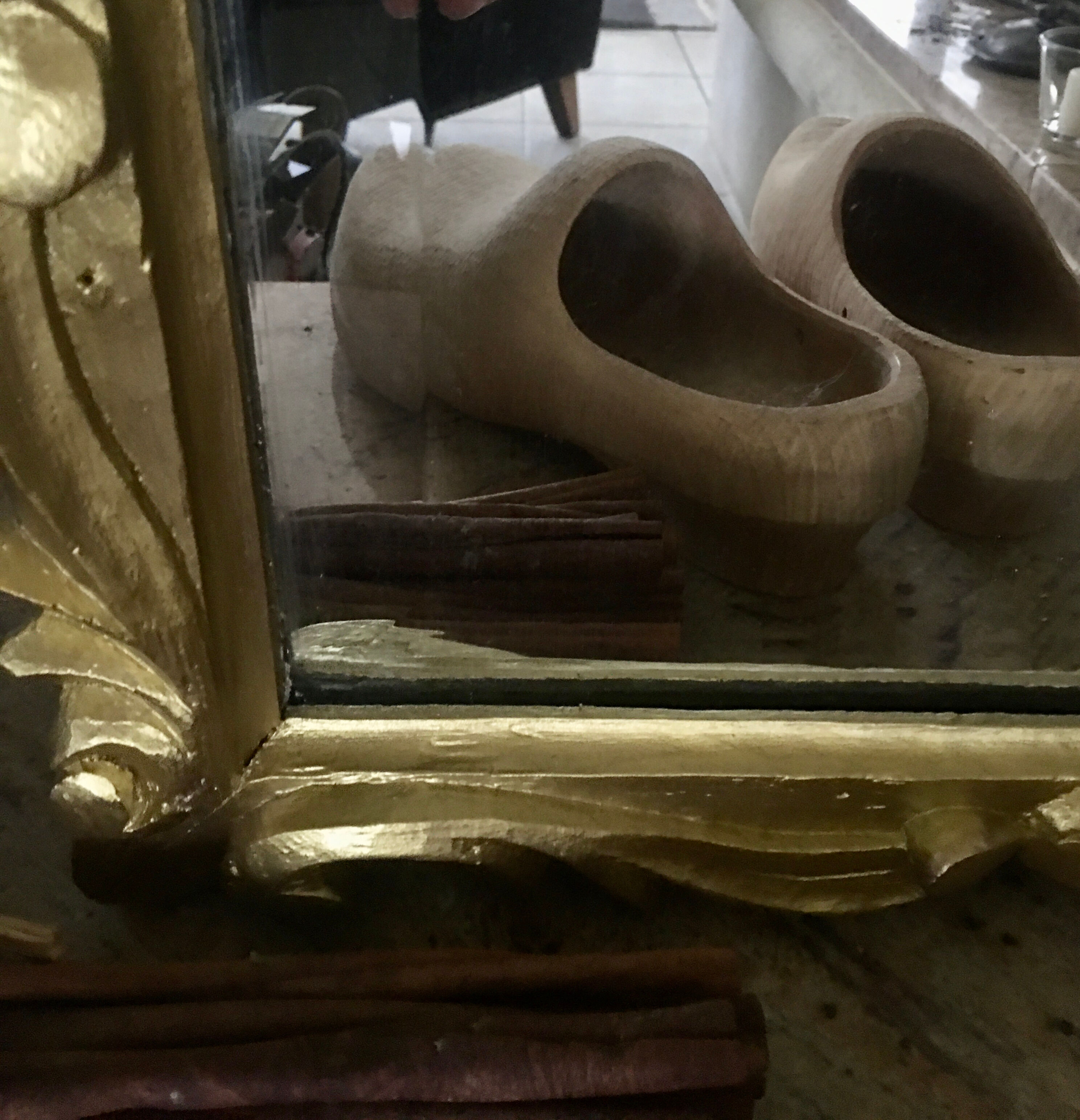 Miroir biseauté baroque aux fleurs sculptées et dorées