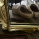 Miroir biseauté baroque aux fleurs sculptées et dorées