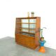 Vintage fineer toonbank, winkel vitrine met schuifdeuren