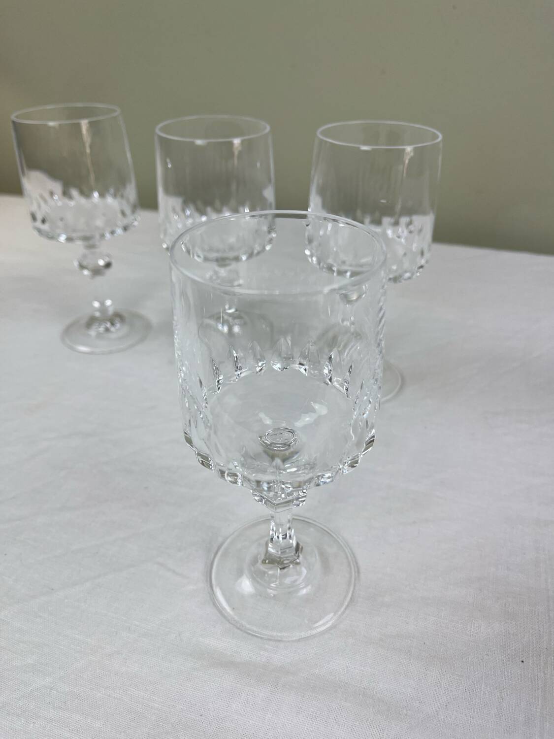 4 crystal glasses