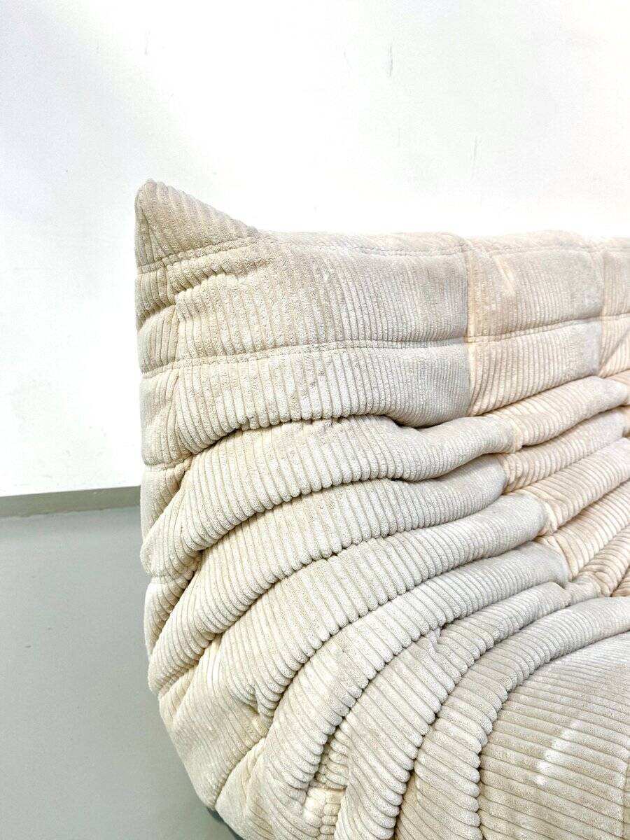 Canapé 3 places en velours côtelé blanc cassé attribué à Michel Ducaroy pour Ligne Roset, années 1970.