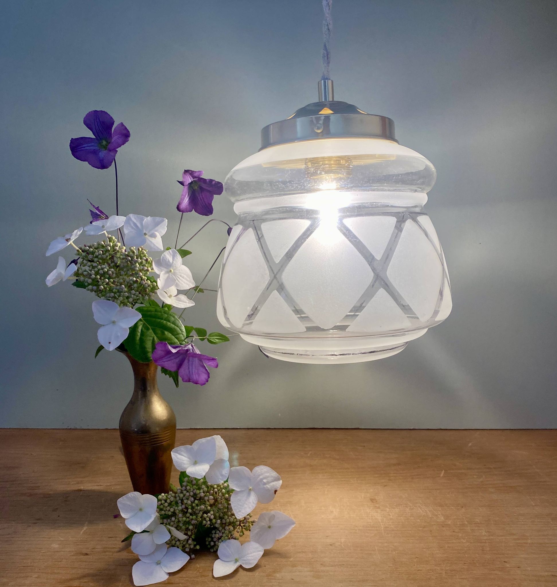 Suspension globe vintage art déco blanc et doré