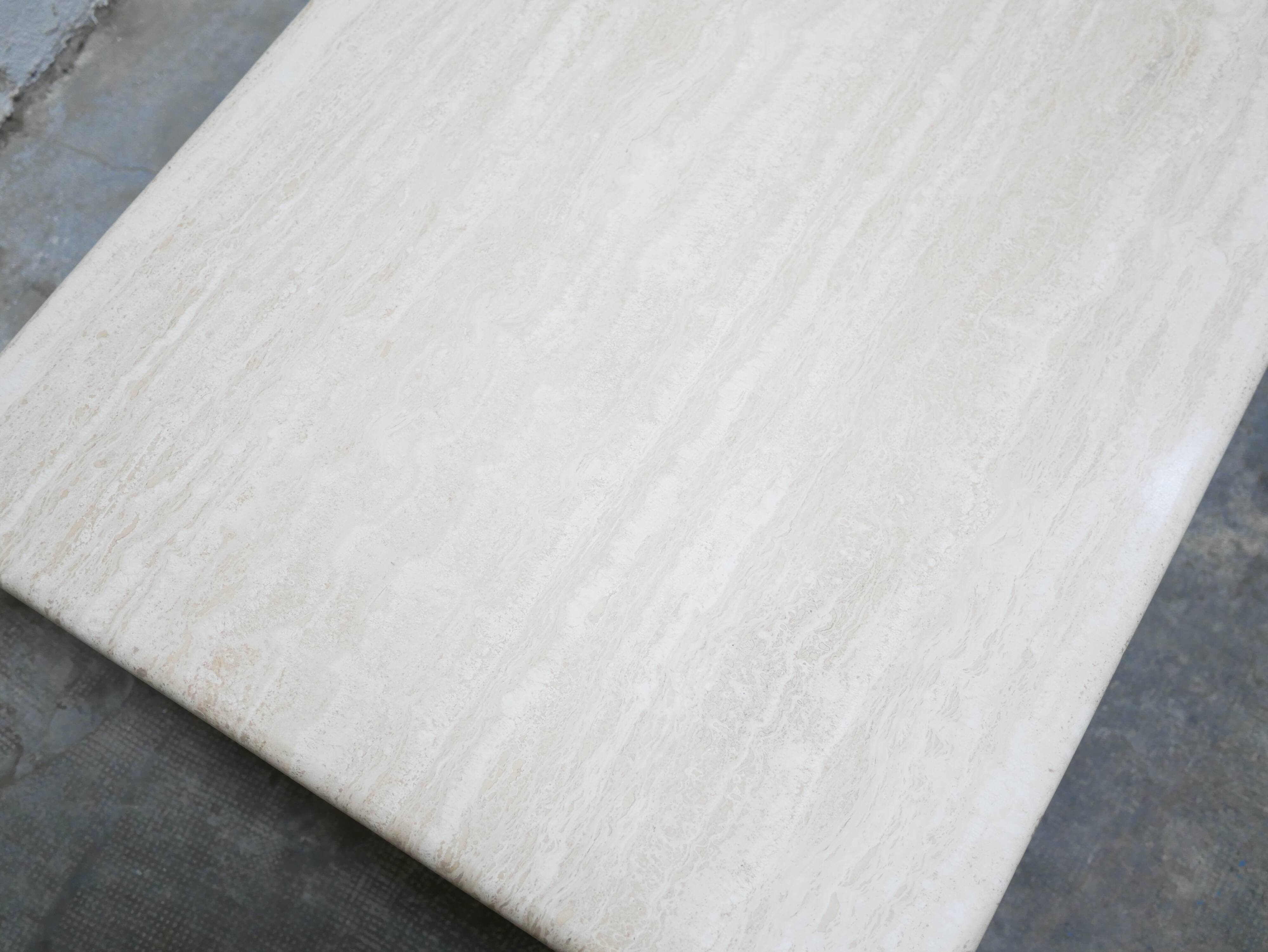 Table basse vintage en travertin