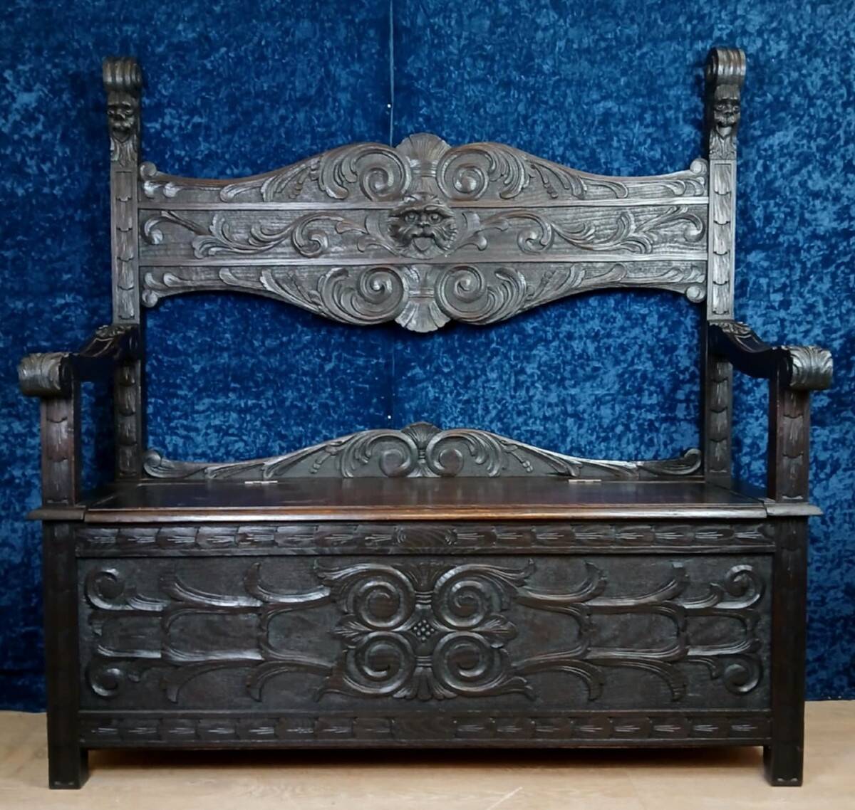 Italian Renaissance style solid wood storage bench