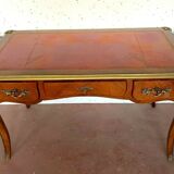 Bureau d'apparat de style Louis XV Dessus de cuir rouge XX siècle