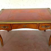 Bureau d'apparat de style Louis XV Dessus de cuir rouge XX siècle