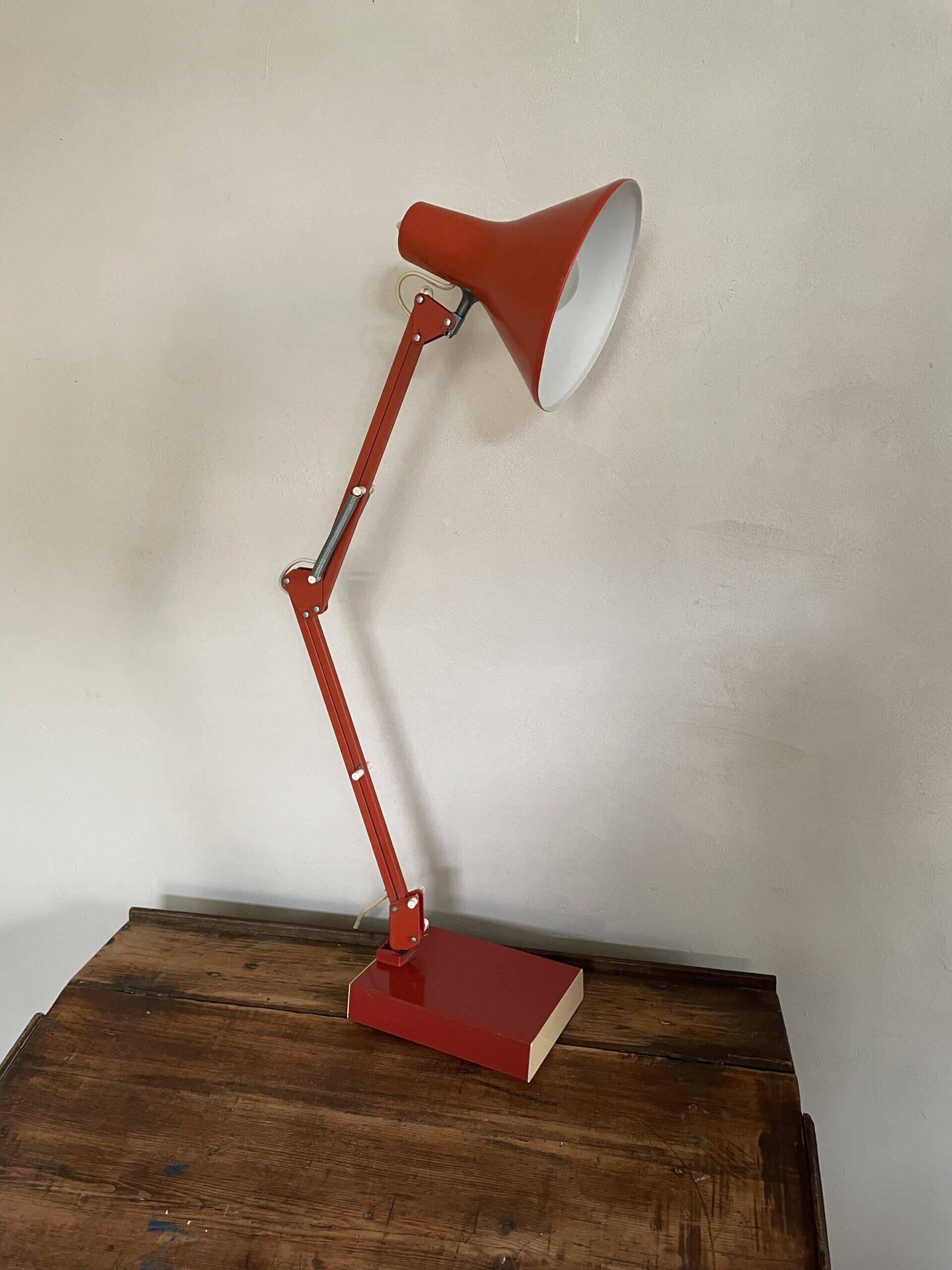 Articulated architect's lamp