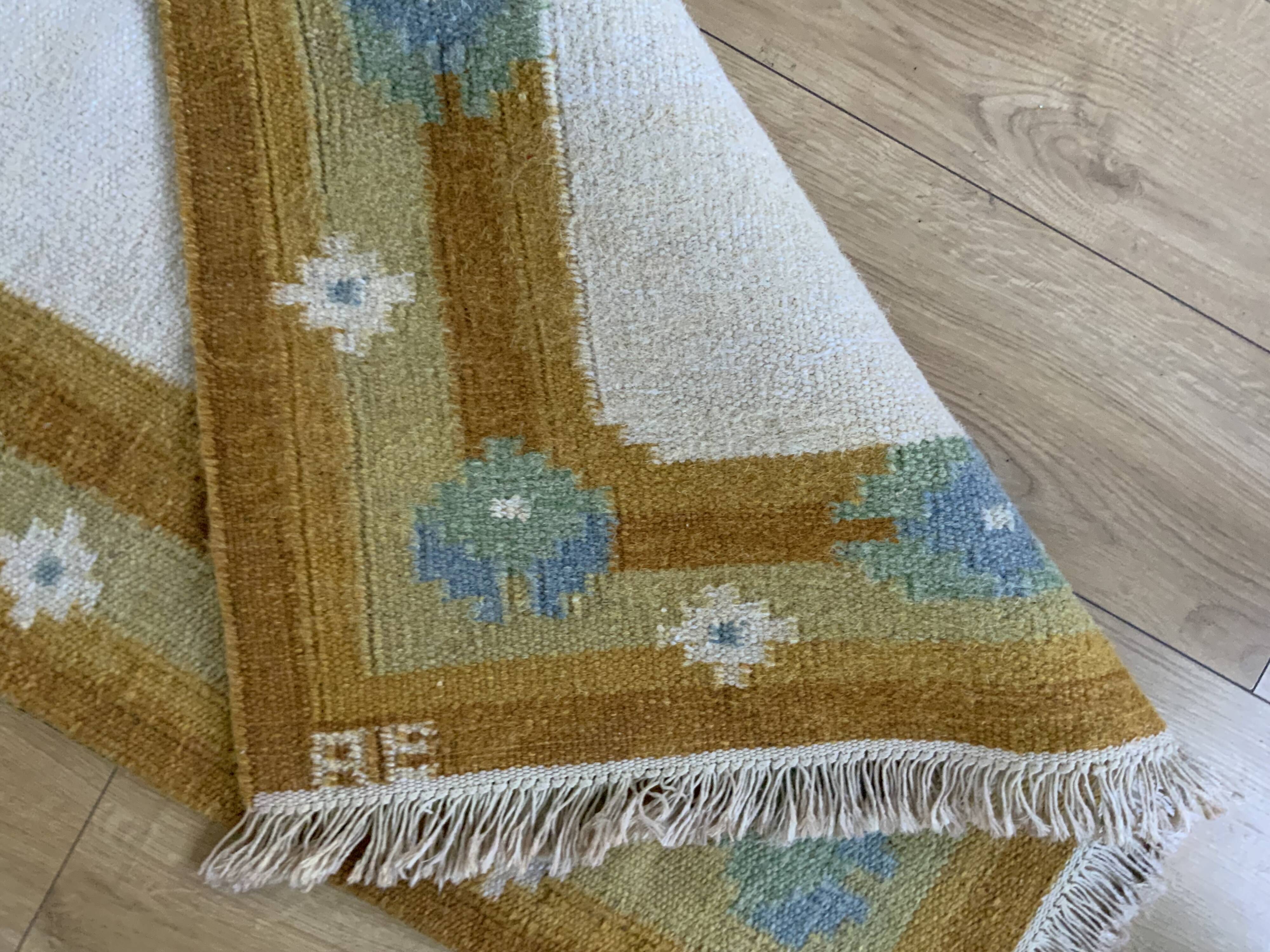 Tapis en laine suédoise tissé à plat Kilim Rölakan signé Ae années 1960